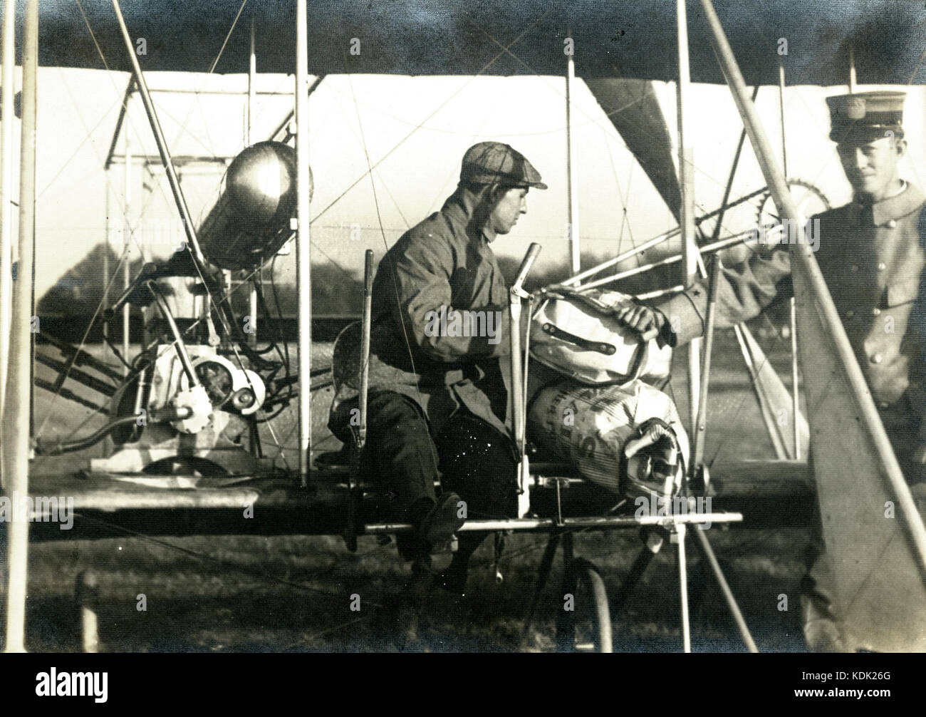 Pilot Walter Brookins und Briefträger F.W. Hagermeyer Last Post auf Brookins Wright Doppeldecker für erste St. Louis Flugpost Flug von Kinloch Feld Fairgrounds Park, 4. Oktober 1911 Stockfoto