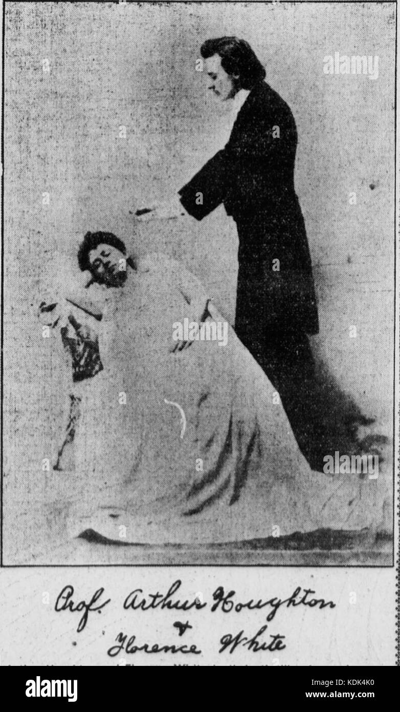 Dieses Foto zeigt Arthur D. Houghton, einen prominenten Bühnenhypnotisten aus dem späten 19. Jahrhundert, während einer seiner öffentlichen Auftritte. Das Bild veranschaulicht die Faszination des Hypnotismus in der viktorianischen Unterhaltung. Stockfoto