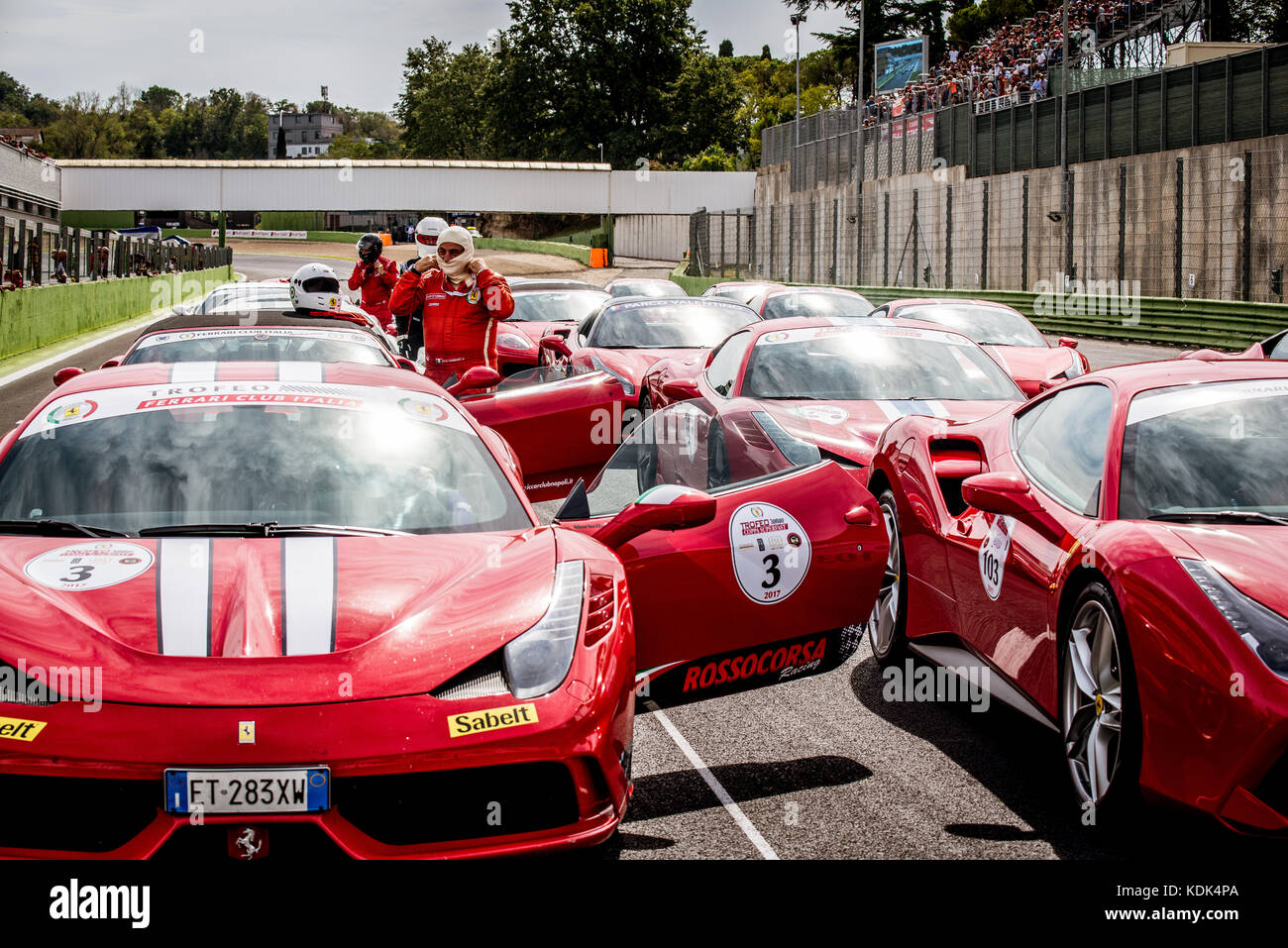 Touring Ferrari-Gruppe an der Startlinie auf Schleifring Treiber, Tageslicht Stockfoto