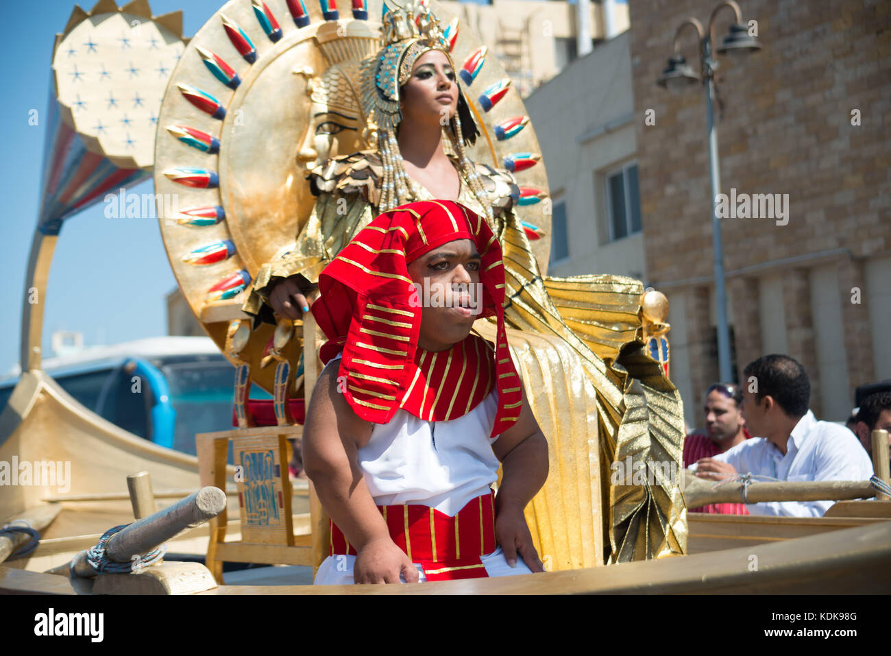 Alexandria, Ägypten - 30. September 2017 - das Eröffnungsfest zu Ehren Kleopatras fiel heute mit dem Welttourismustag zusammen. Die Veranstaltung beinhaltete eine Parade entlang der Küste der Corniche mit Kleopatra in ihren goldenen königlichen Gewändern und ihrer unverwechselbaren Krone, begleitet von ihren zwei Wartenden und sechs Offizieren, die als altägyptische Soldaten gekleidet waren. Die Veranstaltung macht auch auf neue Entdeckungen aufmerksam, die auf dem Boden des Mittelmeers in Alexandria gemacht wurden, wo 72 Wracks, 20 Schiffe und Armeeflugzeuge aus dem 1. Und 2. Weltkrieg und andere aus dem Jahr 300 v. Chr. entdeckt wurden. Ein INI Stockfoto