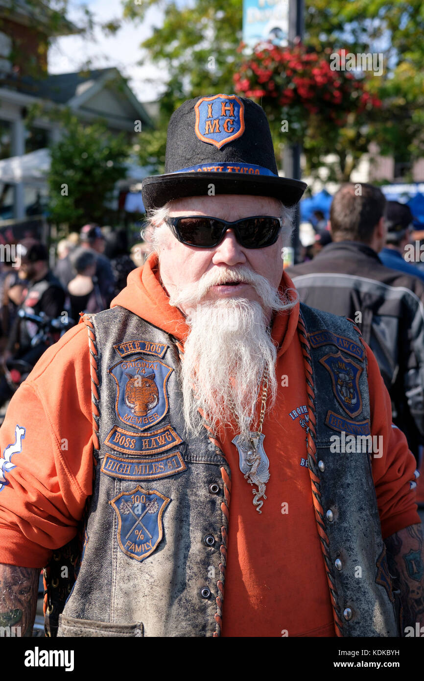 Hafen Dover, Ontario, Kanada, 13. Oktober 2017. Tausende von Motorradfahrern aus ganz Kanada und den Vereinigten Staaten erhalten Sie zusammen für den Freitag, 13. Motorrad Rallye, jeden Freitag den 13. im Hafen von Dover, Ontario, Kanada, seit 1981 statt. Die Veranstaltung ist eine der größten single - Tag Motorrad Ereignisse in der Welt. Dieses Jahr, das milde Wetter beigetragen, die für eine große Anzahl der Biker und Schaulustige, mit Hunderten von custom motorräder, Anbieter, live Musik und interessante Menschen zu sehen. Im mittleren Alter grau Bärtigen biker Spitznamen Mad Dog für ein Foto posieren. Credit: Rubens Alarcon/Alamy leben Nachrichten Stockfoto