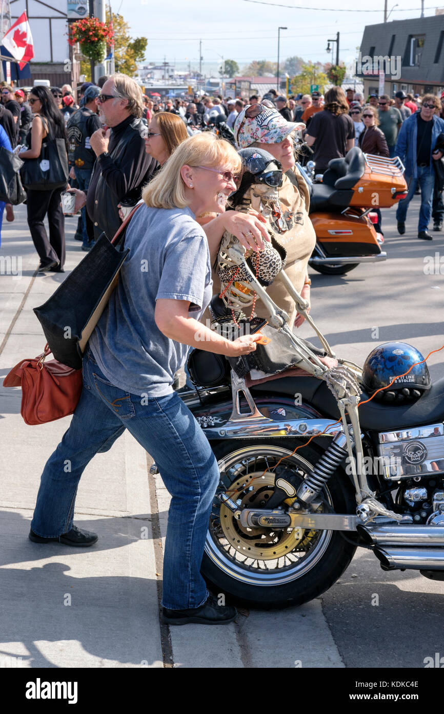 Hafen Dover, Ontario, Kanada, 13. Oktober 2017. Tausende von Motorradfahrern aus ganz Kanada und die USA gemeinsam für den Freitag, 13. Motorrad Rallye erhalten, findet jeden Freitag den 13. im Hafen von Dover, Ontario, Kanada, seit 1981. Die Veranstaltung ist eine der größten single - Tag Motorrad Ereignisse in der Welt. Dieses Jahr, das milde Wetter beigetragen, die für eine große Anzahl der Biker und Schaulustige, mit Hunderten von custom motorräder, Anbieter, live Musik und interessante Menschen zu sehen. Aus einem kunststoffgerüst ziert die Rückseite eines Motorrad auf der Straße geparkt. Credit: Rubens Alarcon/Alamy leben Nachrichten Stockfoto