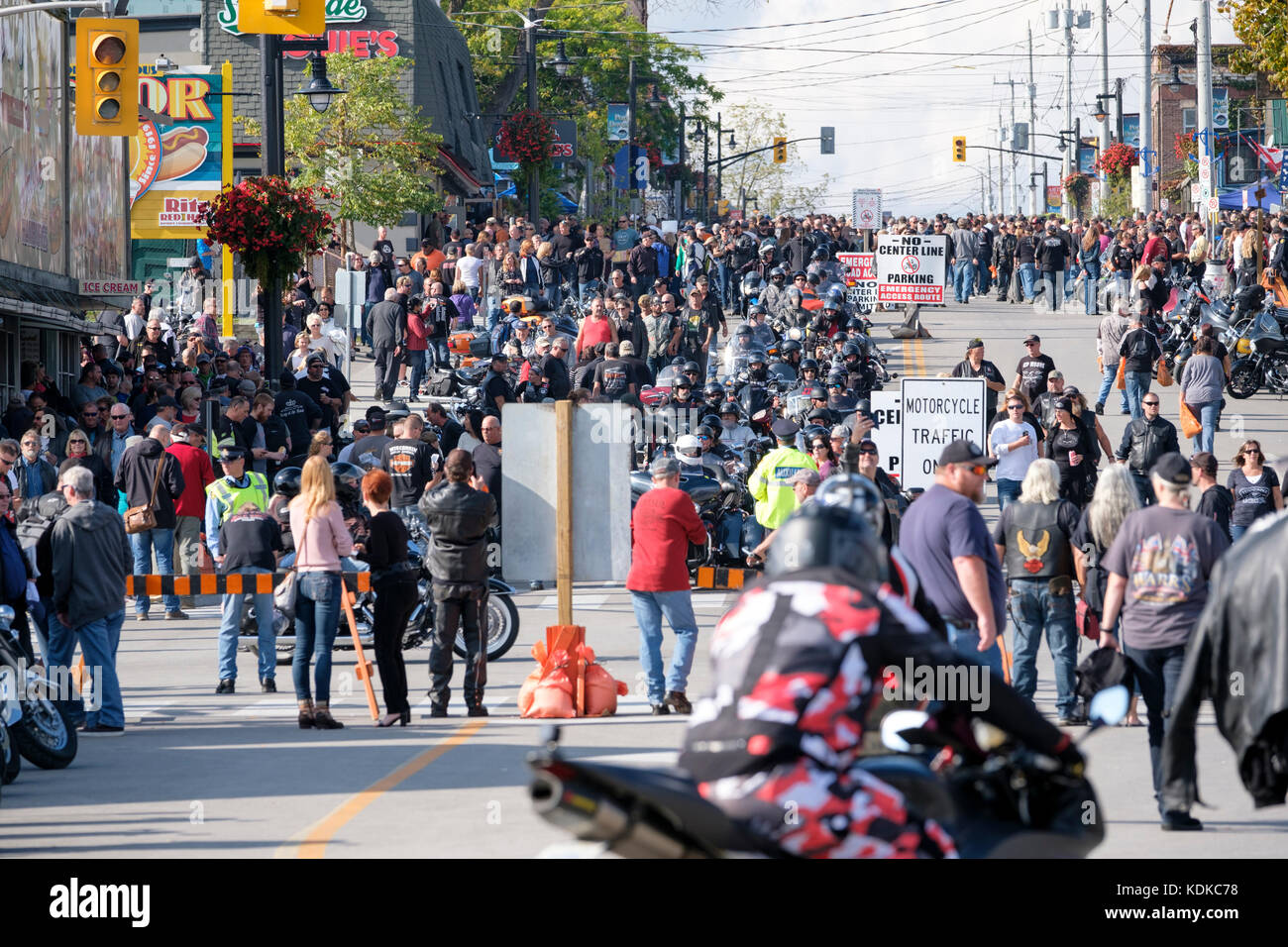 Hafen Dover, Ontario, Kanada, 13. Oktober 2017. Menschenmassen Spaziergang entlang der Main Street im Hafen von Dover. Tausende von Motorradfahrern aus ganz Kanada und den Vereinigten Staaten erhalten Sie zusammen für den Freitag, 13. Motorrad Rallye, jeden Freitag den 13. im Hafen von Dover, Ontario, Kanada, seit 1981 statt. Die Veranstaltung ist eine der größten single - Tag Motorrad Ereignisse in der Welt. Dieses Jahr, das milde Wetter beigetragen, die für eine große Anzahl der Biker und Schaulustige, mit Hunderten von custom motorräder, Anbieter, live Musik und interessante Menschen zu sehen. Credit: Rubens Alarcon/Alamy leben Nachrichten Stockfoto