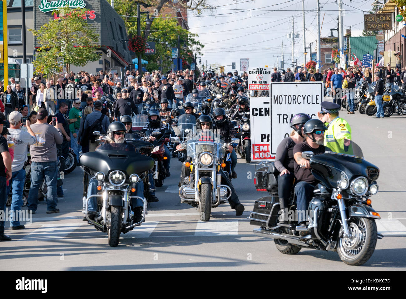 Hafen Dover, Ontario, Kanada, 13. Oktober 2017. Menschenmassen Spaziergang entlang der Main Street im Hafen von Dover. Tausende von Motorradfahrern aus ganz Kanada und den Vereinigten Staaten erhalten Sie zusammen für den Freitag, 13. Motorrad Rallye, jeden Freitag den 13. im Hafen von Dover, Ontario, Kanada, seit 1981 statt. Die Veranstaltung ist eine der größten single - Tag Motorrad Ereignisse in der Welt. Dieses Jahr, das milde Wetter beigetragen, die für eine große Anzahl der Biker und Schaulustige, mit Hunderten von custom motorräder, Anbieter, live Musik und interessante Menschen zu sehen. Credit: Rubens Alarcon/Alamy leben Nachrichten Stockfoto