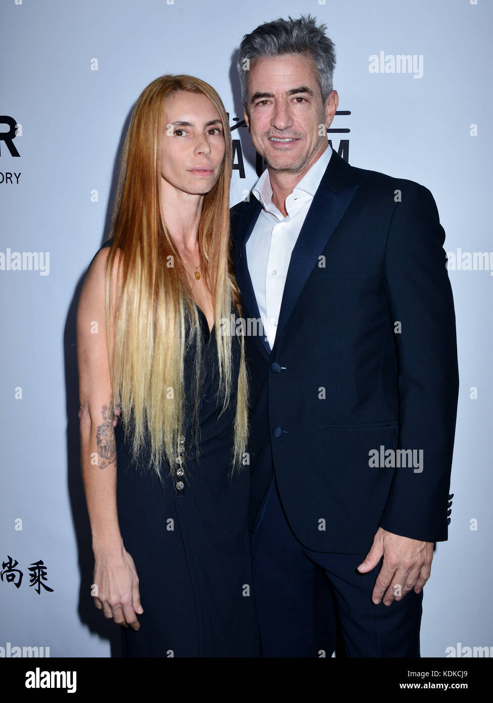 Dermot mulroney und Frau 026 Ankunft am amfar Gala in Los Angeles 2017 im Green Acre Estate in Beverly Hills. 13. Oktober 2017 Stockfoto