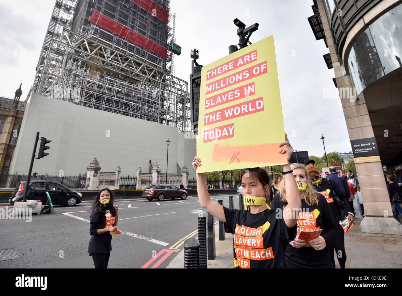 London, Großbritannien. 14. Oktober 2017. Menschen nehmen an der "Für die Freiheit", marschieren rund um die Hauptstadt demonstrieren gegen moderne Sklaverei. Der Protest wird koordiniert mit anderen Spaziergänge die abolitionistische Gruppe eine 21-Inszenierung in 400 Städten rund um die Welt ist am gleichen Tag. Die Gesichtsmasken stellt die Stille der moderne Sklaven. Credit: Stephen Chung/Alamy leben Nachrichten Stockfoto