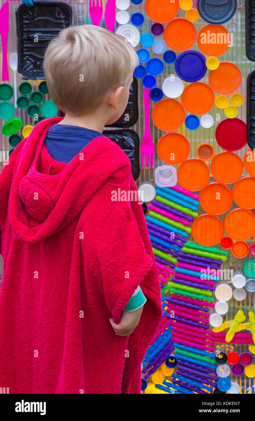 Bournemouth, Dorset, Großbritannien. 14. Okt 2017. Bournemouth Kunst am Meer Festival kehrt für das 7. Jahr mit Festival Unterhaltung. Drehen des Tide von Mick Stephenson - leichte Installation, Spaziergang in einem Meer aus Kunststoff. Kunststoff ist einer der vielseitigsten Werkstoffe überhaupt produziert, aber seine Auswirkungen auf die Umwelt ist incalcuable. Credit: Carolyn Jenkins/Alamy leben Nachrichten Stockfoto