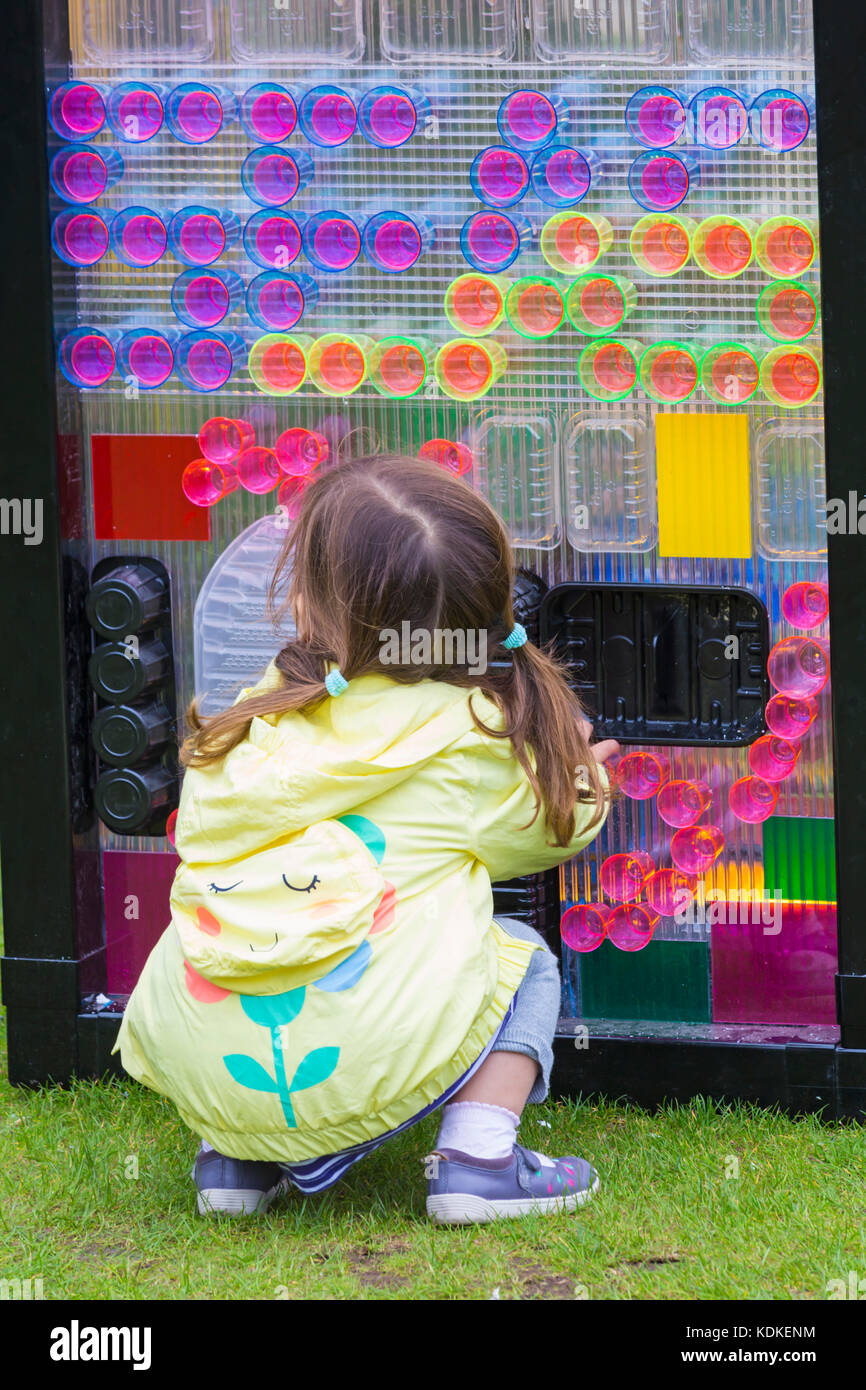 Bournemouth, Dorset, Großbritannien. 14. Okt 2017. Bournemouth Kunst am Meer Festival kehrt für das 7. Jahr mit Festival Unterhaltung. Drehen des Tide von Mick Stephenson - leichte Installation, Spaziergang in einem Meer aus Kunststoff. Kunststoff ist einer der vielseitigsten Werkstoffe überhaupt produziert, aber seine Auswirkungen auf die Umwelt ist incalcuable. Credit: Carolyn Jenkins/Alamy leben Nachrichten Stockfoto