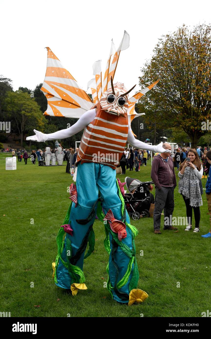 Die Frage feuerfische Darsteller auf Kunst am Meer Festival, Bournemouth, Dorset, Großbritannien, dem staunenden Feuerfische Darsteller: finnbarr Webster/alamy leben Nachrichten Stockfoto