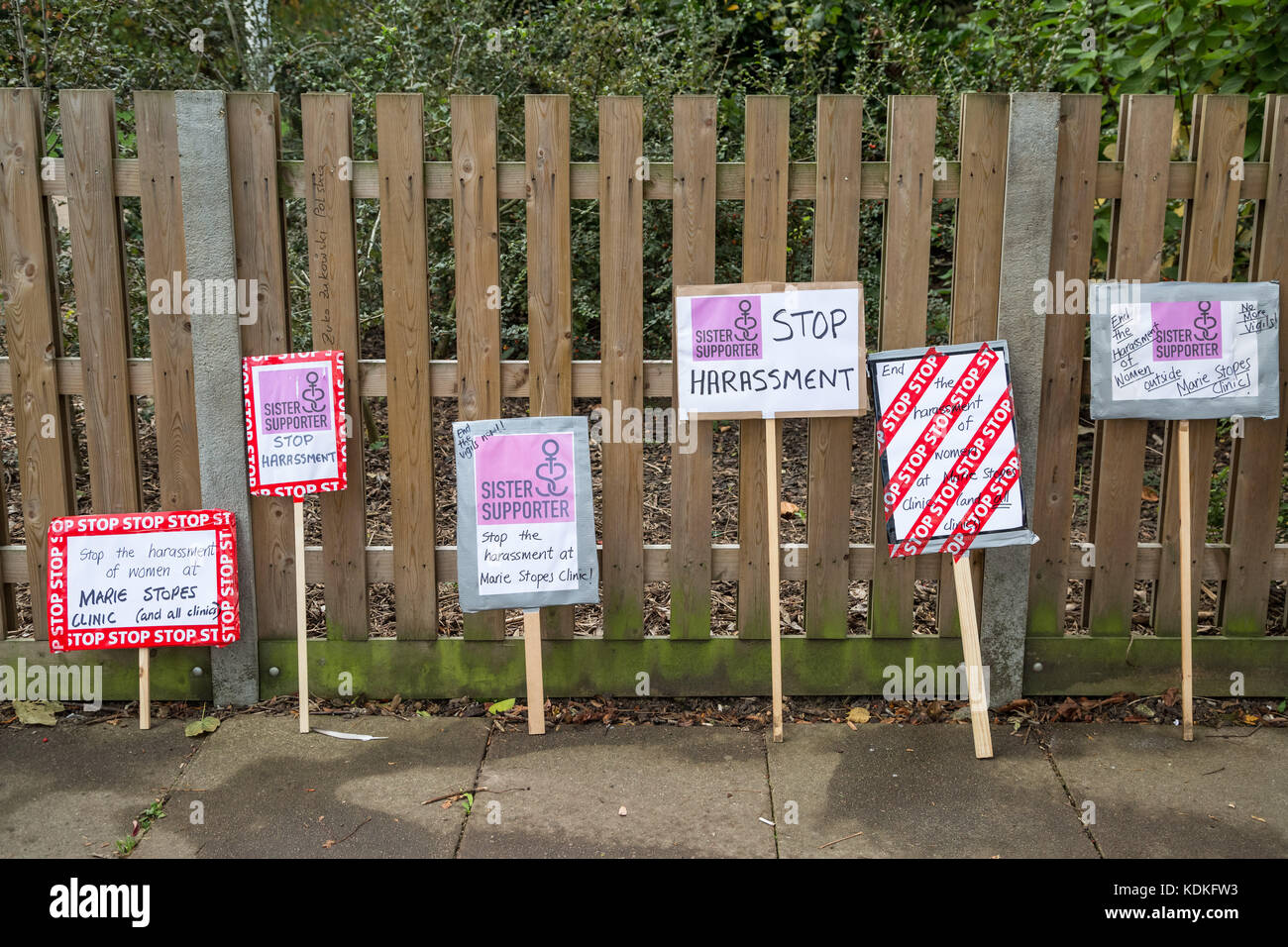 London, Großbritannien. 14 Okt, 2017. Schwester Unterstützer, pro-choice-Direct Action Group, gegen den Protest der Christlichen Anti-abtreibungs-Aktivisten in Ealing. Credit: Guy Corbishley/Alamy leben Nachrichten Stockfoto