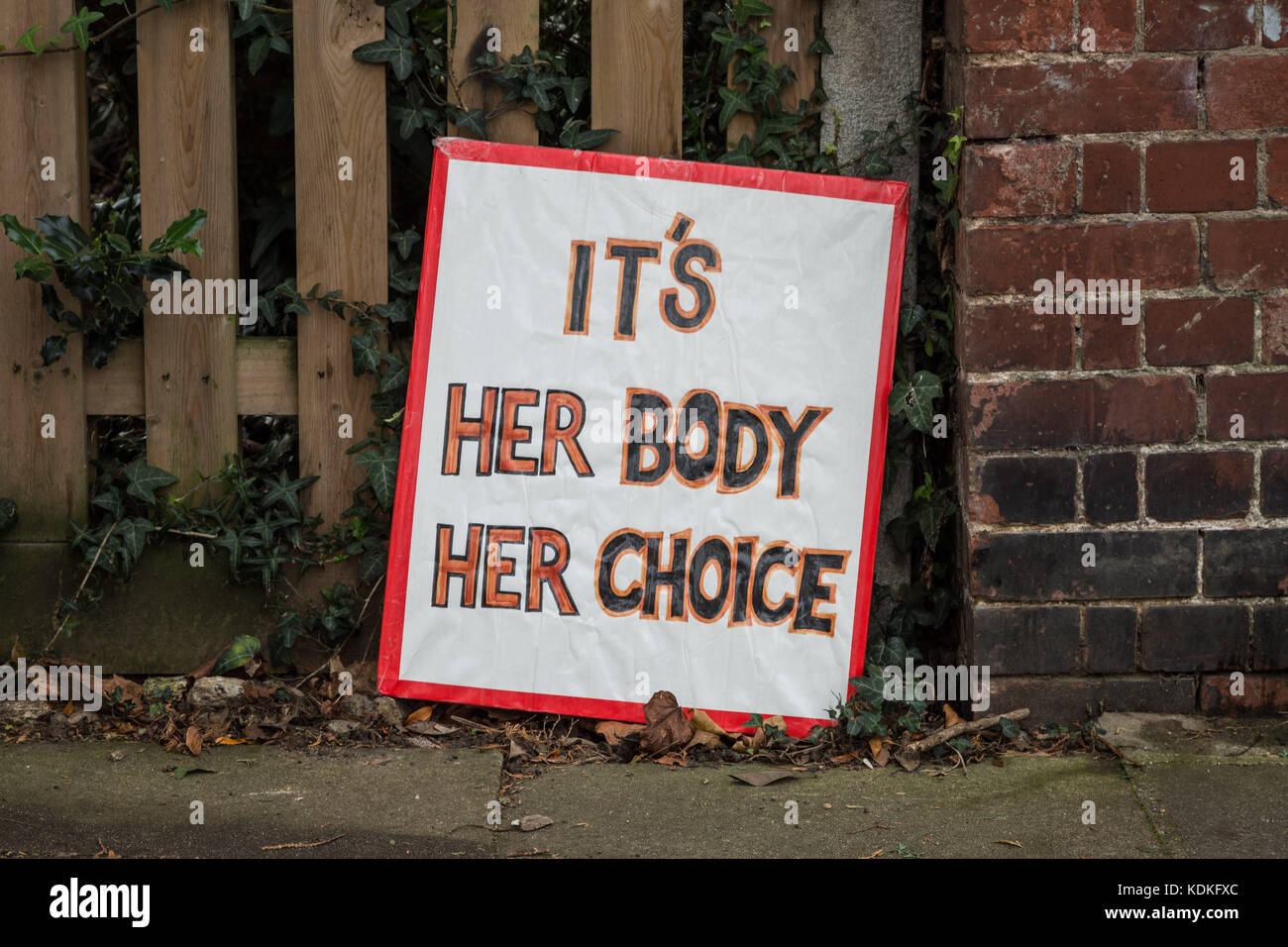 London, Großbritannien. 14 Okt, 2017. Schwester Unterstützer, pro-choice-Direct Action Group, gegen den Protest der Christlichen Anti-abtreibungs-Aktivisten in Ealing. Credit: Guy Corbishley/Alamy leben Nachrichten Stockfoto