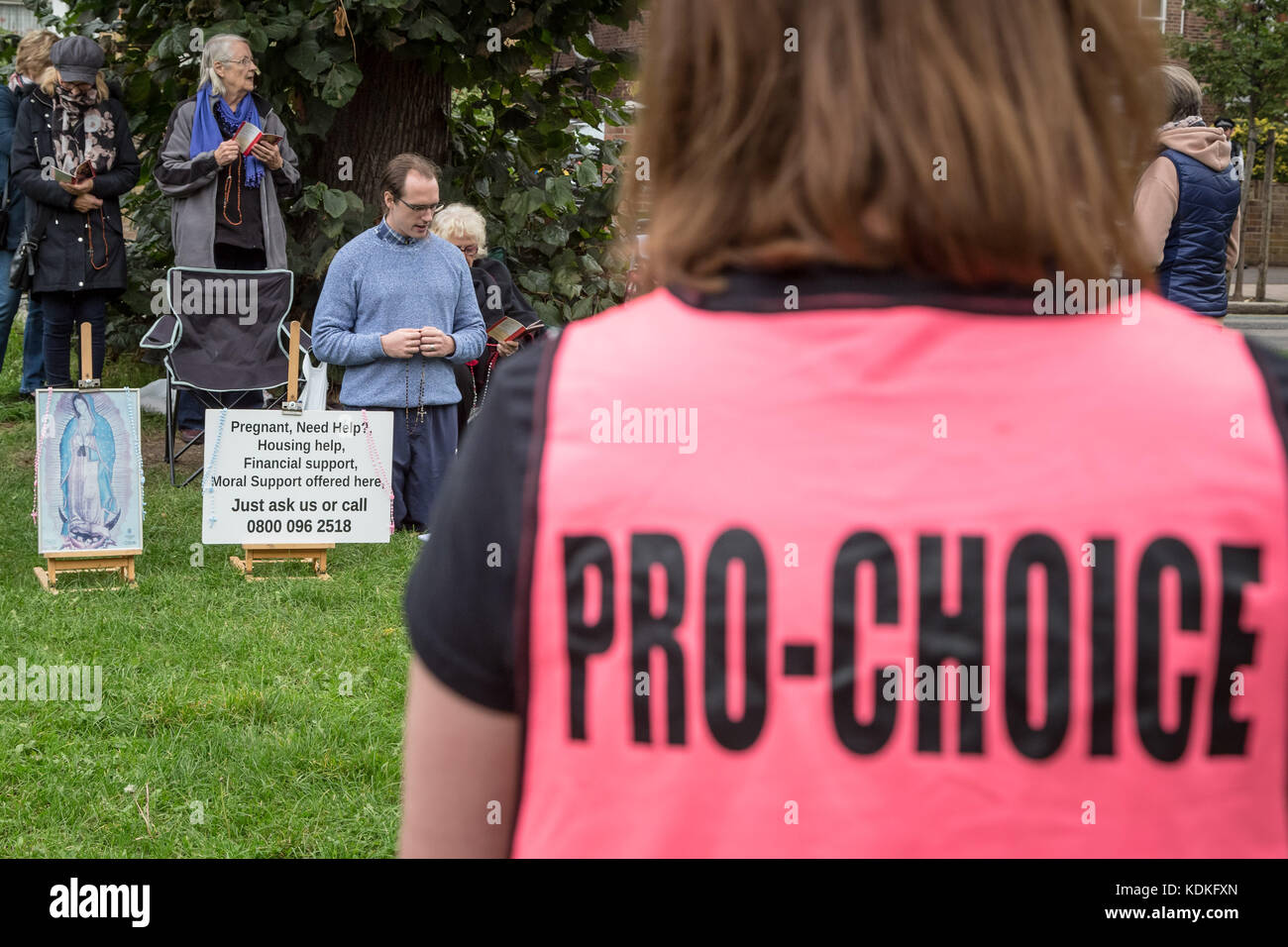 London, Großbritannien. 14 Okt, 2017. Schwester Unterstützer, pro-choice-Direct Action Group, gegen den Protest der Christlichen Anti-abtreibungs-Aktivisten in Ealing. Credit: Guy Corbishley/Alamy leben Nachrichten Stockfoto