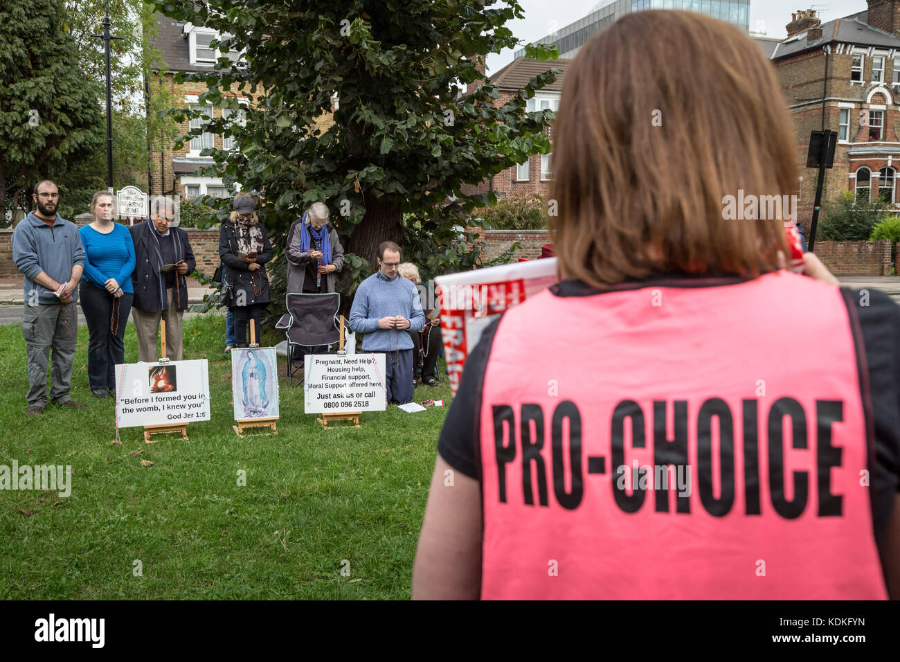 London, Großbritannien. 14 Okt, 2017. Schwester Unterstützer, pro-choice-Direct Action Group, gegen den Protest der Christlichen Anti-abtreibungs-Aktivisten in Ealing. Credit: Guy Corbishley/Alamy leben Nachrichten Stockfoto