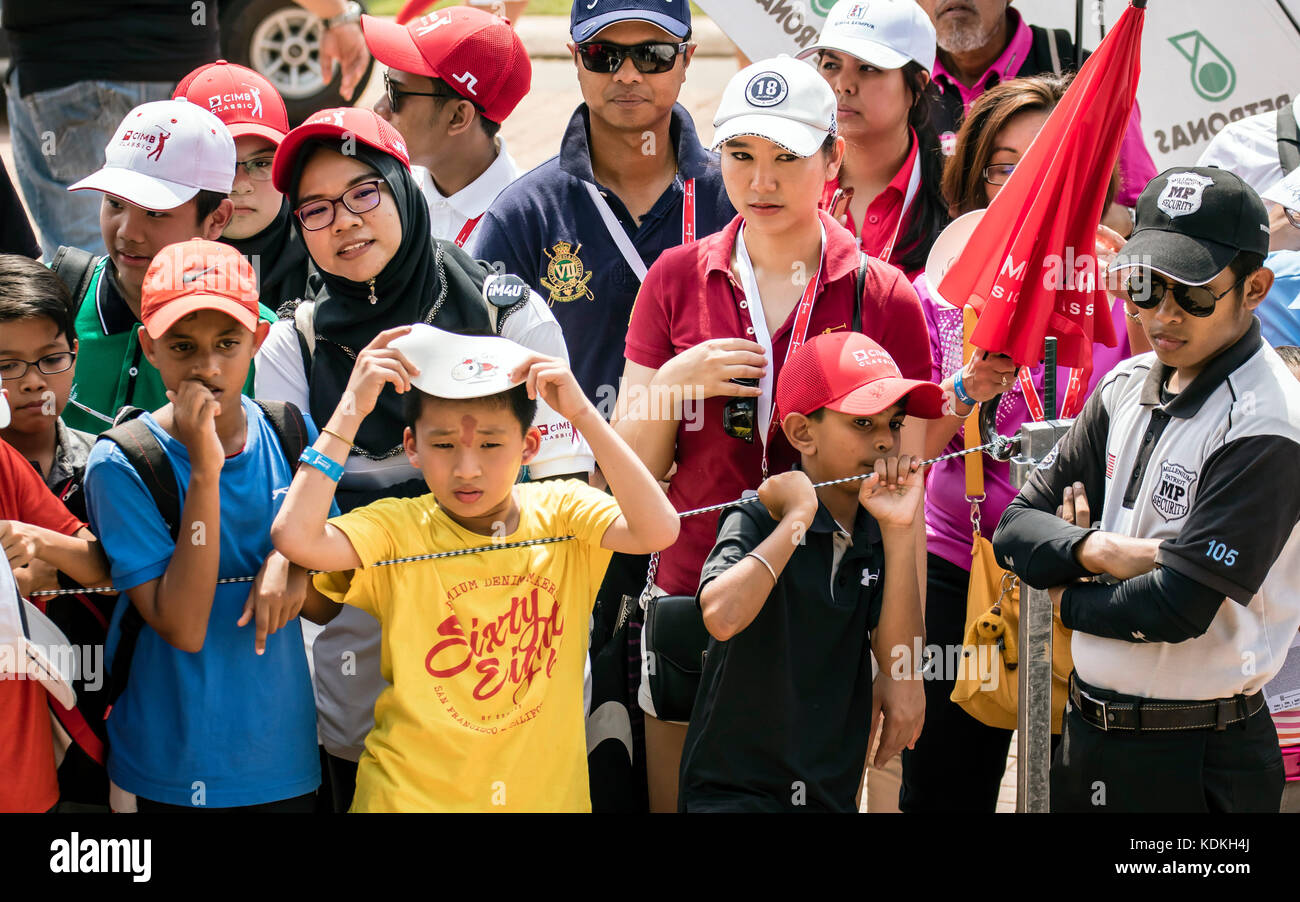 Kuala Lumpur, Malaysia. Oktober 2017. Autograph Jäger, die darauf warten, dass die Golfspieler nach der Abgabe ihres Endpunktes für den Tag bei der PGA CIMB Classic 2017 in Kuala Lumpur, Malaysia, wieder herauskommen. © Danny Chan/Alamy Live News. Stockfoto