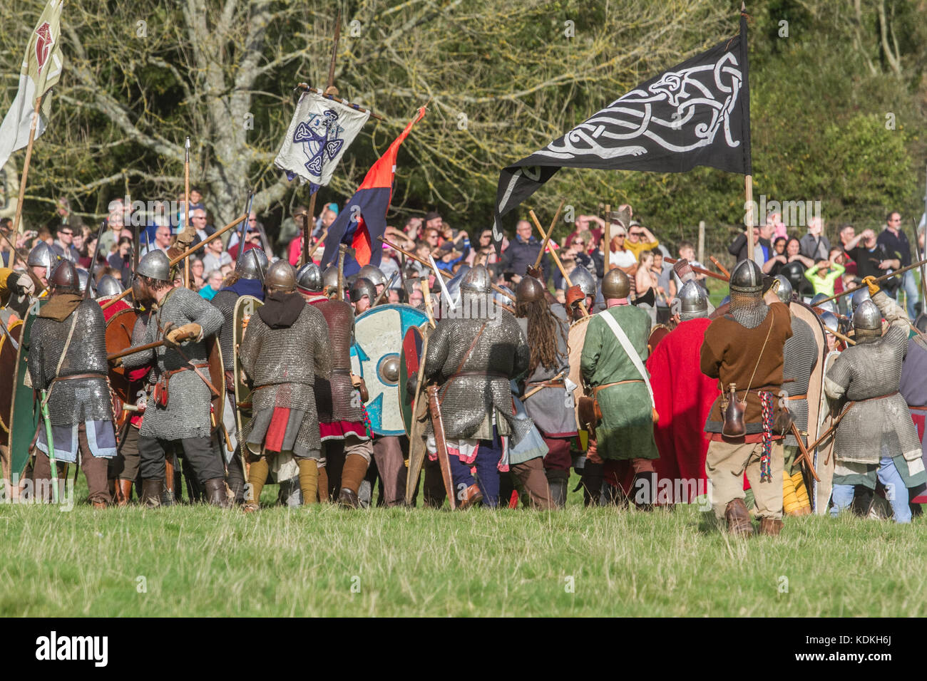 Hastings, East Sussex, UK. 14. Oktober 2017. Eine historische Nachstellung der Schlacht von Hastings am Battle Abbey von English Heritage organisierten die 951St Jubiläums kämpften am 14. Oktober 1066 zwischen den Norman-French Armee von William, Herzog der Normandie, und eine englische Armee unter den angelsächsischen König Harold Godwinson, Beginn der normannischen Eroberung Englands. Credit: Amer ghazzal/Alamy leben Nachrichten Stockfoto