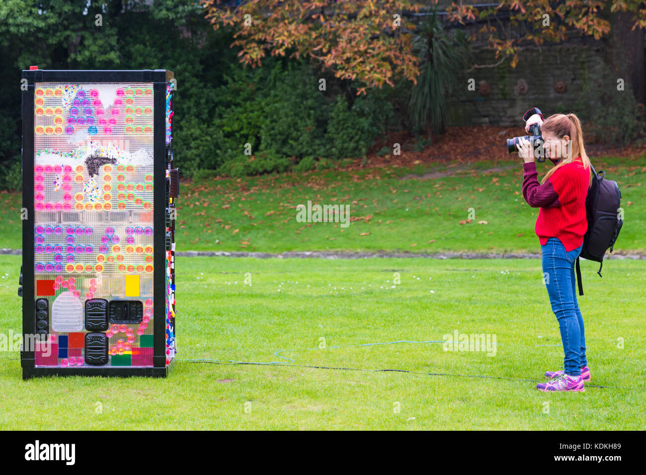 Bournemouth, Dorset, Großbritannien. 14. Okt 2017. Bournemouth Kunst am Meer Festival kehrt für das 7. Jahr mit Festival Unterhaltung. Drehen des Tide von Mick Stephenson - leichte Installation, Spaziergang in einem Meer aus Kunststoff. Kunststoff ist einer der vielseitigsten Werkstoffe überhaupt produziert, aber seine Auswirkungen auf die Umwelt ist incalcuable. Credit: Carolyn Jenkins/Alamy leben Nachrichten Stockfoto