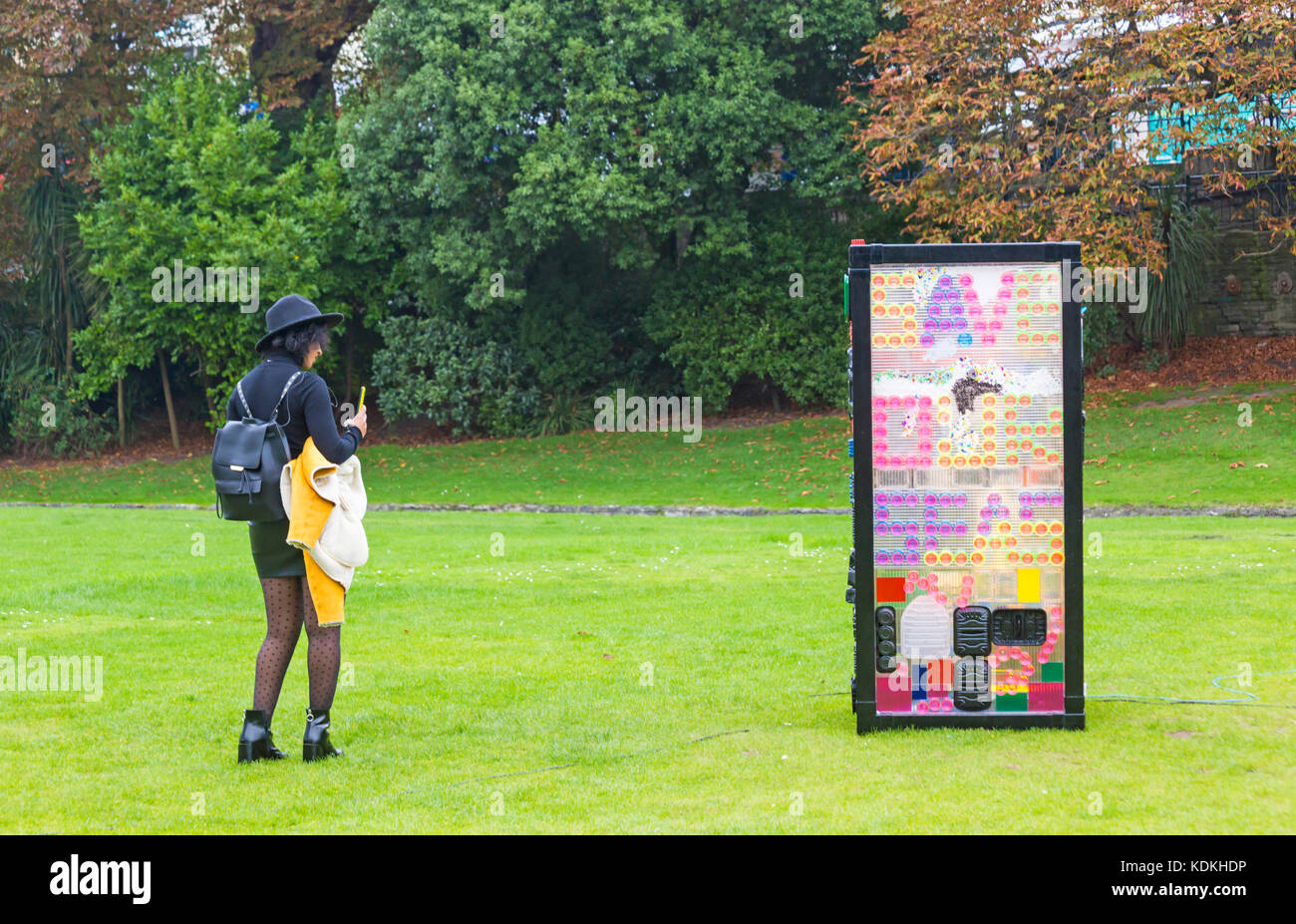 Bournemouth, Dorset, Großbritannien. 14. Okt 2017. Bournemouth Kunst am Meer Festival kehrt für das 7. Jahr mit Festival Unterhaltung. Drehen des Tide von Mick Stephenson - leichte Installation, Spaziergang in einem Meer aus Kunststoff. Kunststoff ist einer der vielseitigsten Werkstoffe überhaupt produziert, aber seine Auswirkungen auf die Umwelt ist incalcuable. Credit: Carolyn Jenkins/Alamy leben Nachrichten Stockfoto