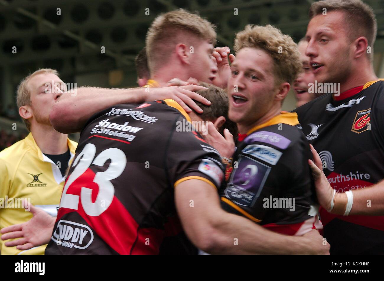 Newcastle upon Tyne, England, 14. Oktober 2017. Dragons-Spieler feiern einen Versuch während ihres europäischen Rugby Challenge Cup-Spiels gegen Newcastle Falcons im Kingston Park. Quelle: Colin Edwards/Alamy Live News. Stockfoto