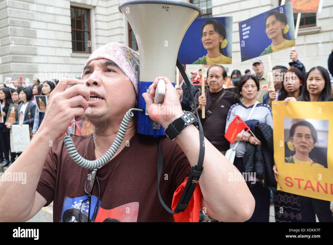 Sa. 14 Okt, 15:00 Foreign Office whitehall London UK. Anhänger der burmesischen Präsident zeigte Verbundenheit der mu=ch Führer, der offensichtliche Mangel an Kontrolle in der Myanmar und rhoyinga ethnischen Säuberungen ihr Ansehen in den Augen der westlichen Demokraten getrübt kritisiert. Stockfoto