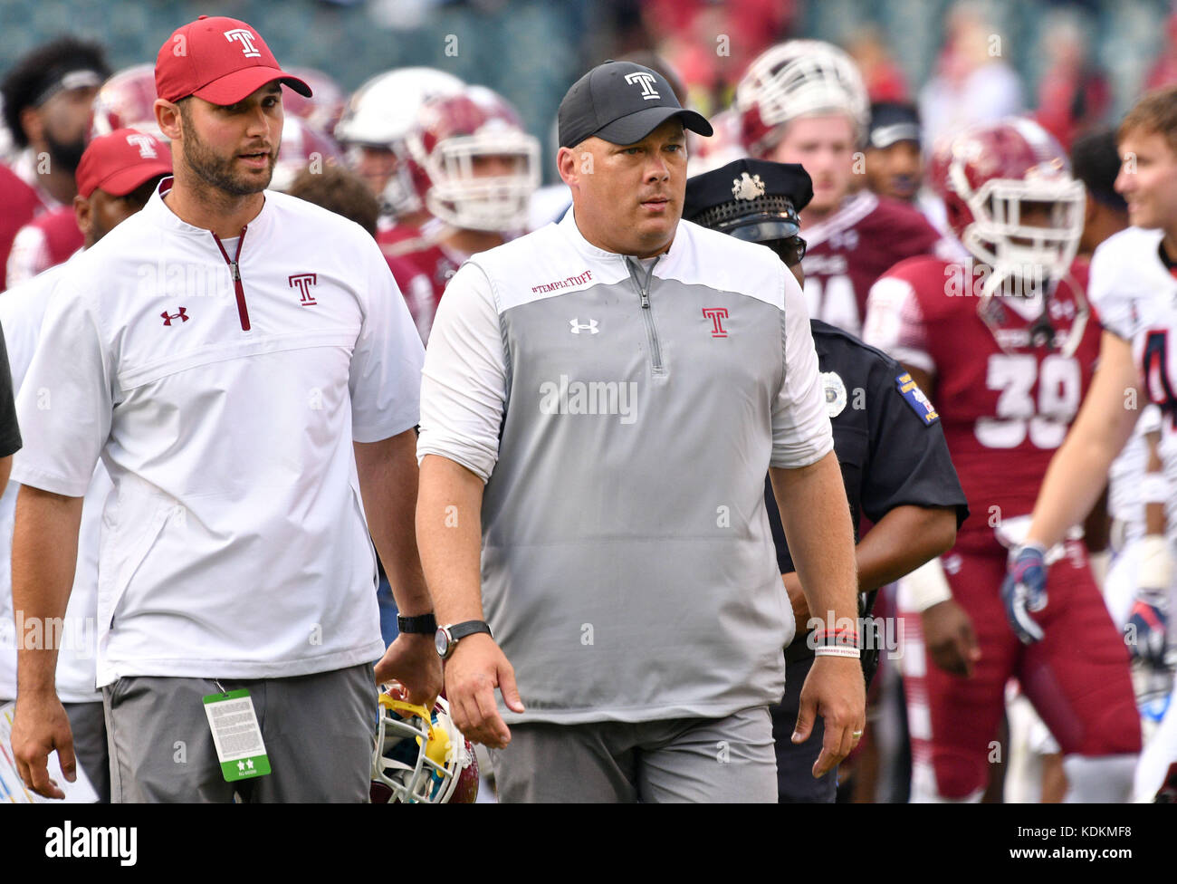 Philadelphia, Pennsylvania, USA. 14 Okt, 2017. Der Tempel Haupttrainer, Geoff Collins, (black hat) geht weg vom Feld, nachdem er zu UConn, am Lincoln Financial Field in Philadelphia PA Credit: Ricky Fitchett/ZUMA Draht/Alamy leben Nachrichten Stockfoto