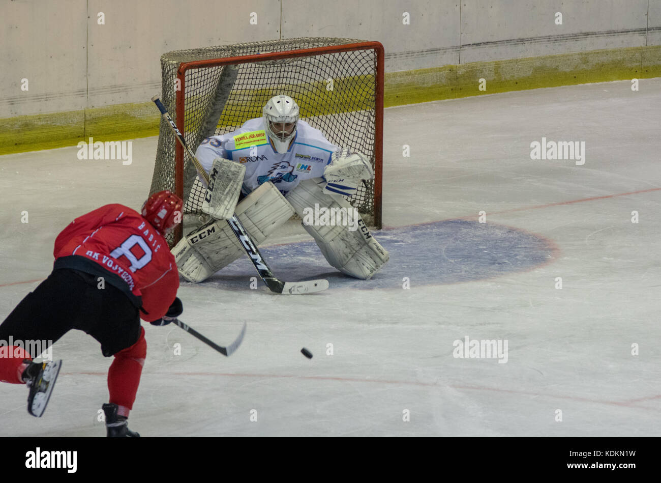 Novi Sad, Serbien. Oktober 2017. Spiel der International Hockey League (IHL) zwischen dem Heimtrainer HC Vojvodina Novi Sad und dem Auswärtsspieler HK Triglav Kranj. Quelle: Hardtodigit/Alamy Live News Stockfoto