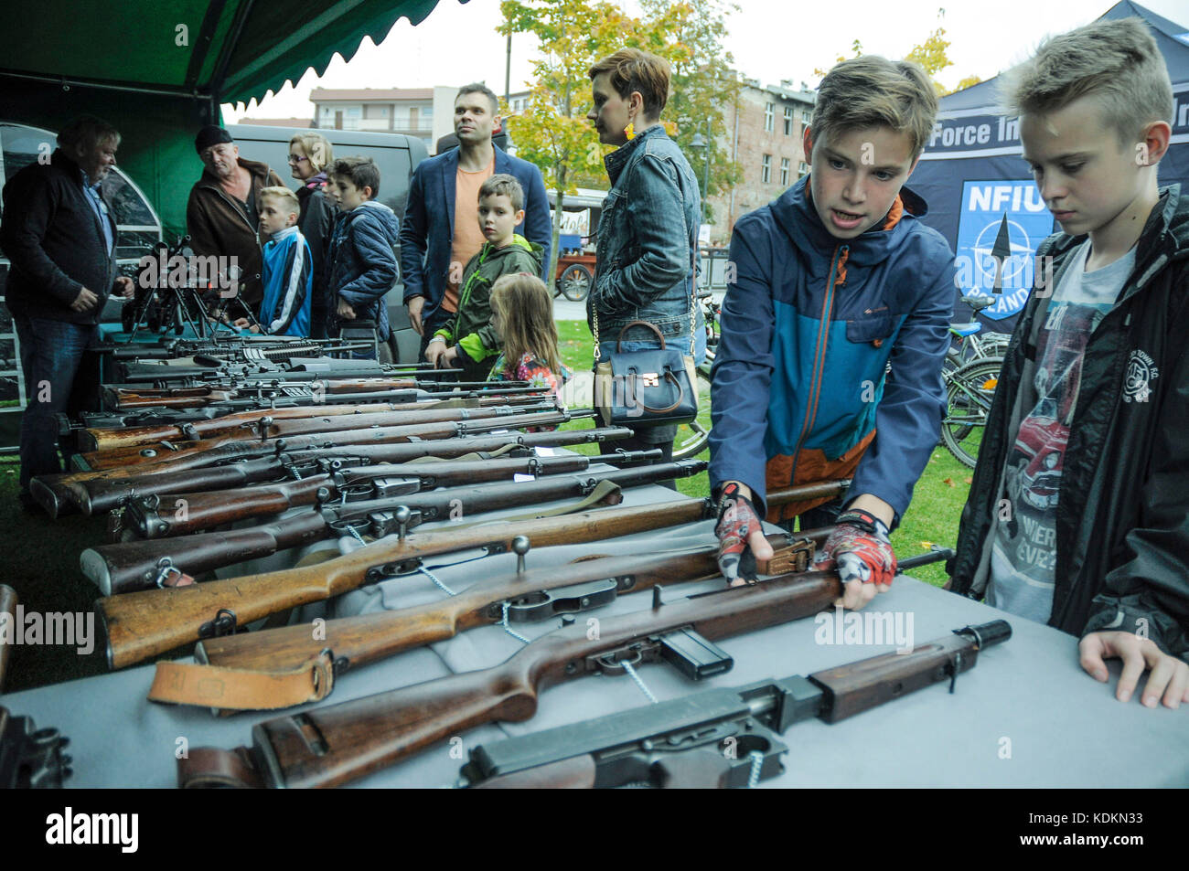 Bydgoszcz, Polen. Oktober 2017. Kinder handhaben Waffen, die am NATO-Tag in Bydgoszcz, Polen, am 14. Oktober 2017 ausgestellt sind. Die NATO verfügt über ein Trainingszentrum in der Stadt und bietet der Öffentlichkeit Gelegenheit zum Besuch am Tag der offenen Tür. Quelle: Jaap Arriens/Xinhua/Alamy Live News Stockfoto