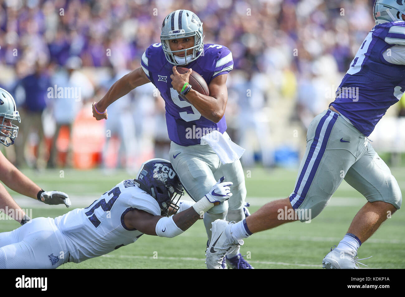 Manhattan, Kansas, USA. 14 Okt, 2017. Kansas State Wildcats Quarterback Alex Delton (5) versucht zu laufen durch einen versuchten durch TCU Horned Frogs cornerback Jeff Gladney (12) während der NCAA Football Spiel zwischen der Steuereinheit TCU Horned Frogs und der Kansas State Wildcats auf Bill Snyder Familie Stadion in Manhattan, Kansas. Kendall Shaw/CSM/Alamy leben Nachrichten Stockfoto