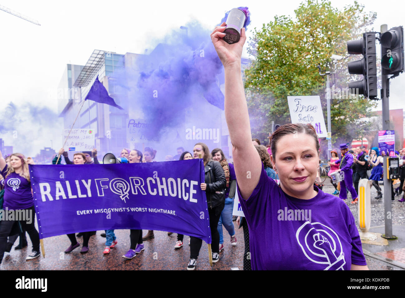 Belfast, Nordirland. 14/10/2017 - Rallye für Wahl halten eine Parade zur Unterstützung der pro-reproduktive Wahl Recht auf Abtreibung und die Rechte der Frauen. Rund 1200 Menschen nahmen an der Veranstaltung teil. Stockfoto