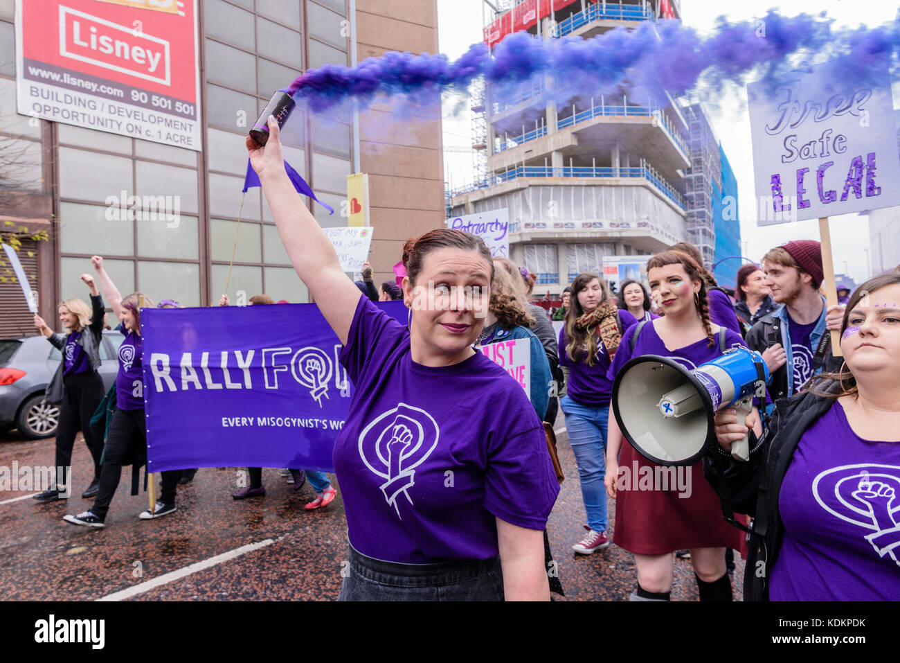 Belfast, Nordirland. 14/10/2017 - Rallye für Wahl halten eine Parade zur Unterstützung der pro-reproduktive Wahl Recht auf Abtreibung und die Rechte der Frauen. Rund 1200 Menschen nahmen an der Veranstaltung teil. Stockfoto
