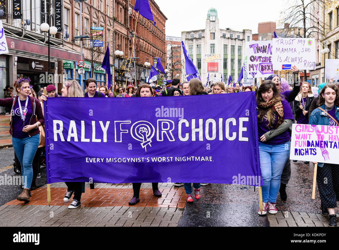 Belfast, Nordirland. 14/10/2017 - Rallye für Wahl halten eine Parade zur Unterstützung der pro-reproduktive Wahl Recht auf Abtreibung und die Rechte der Frauen. Rund 1200 Menschen nahmen an der Veranstaltung teil. Stockfoto