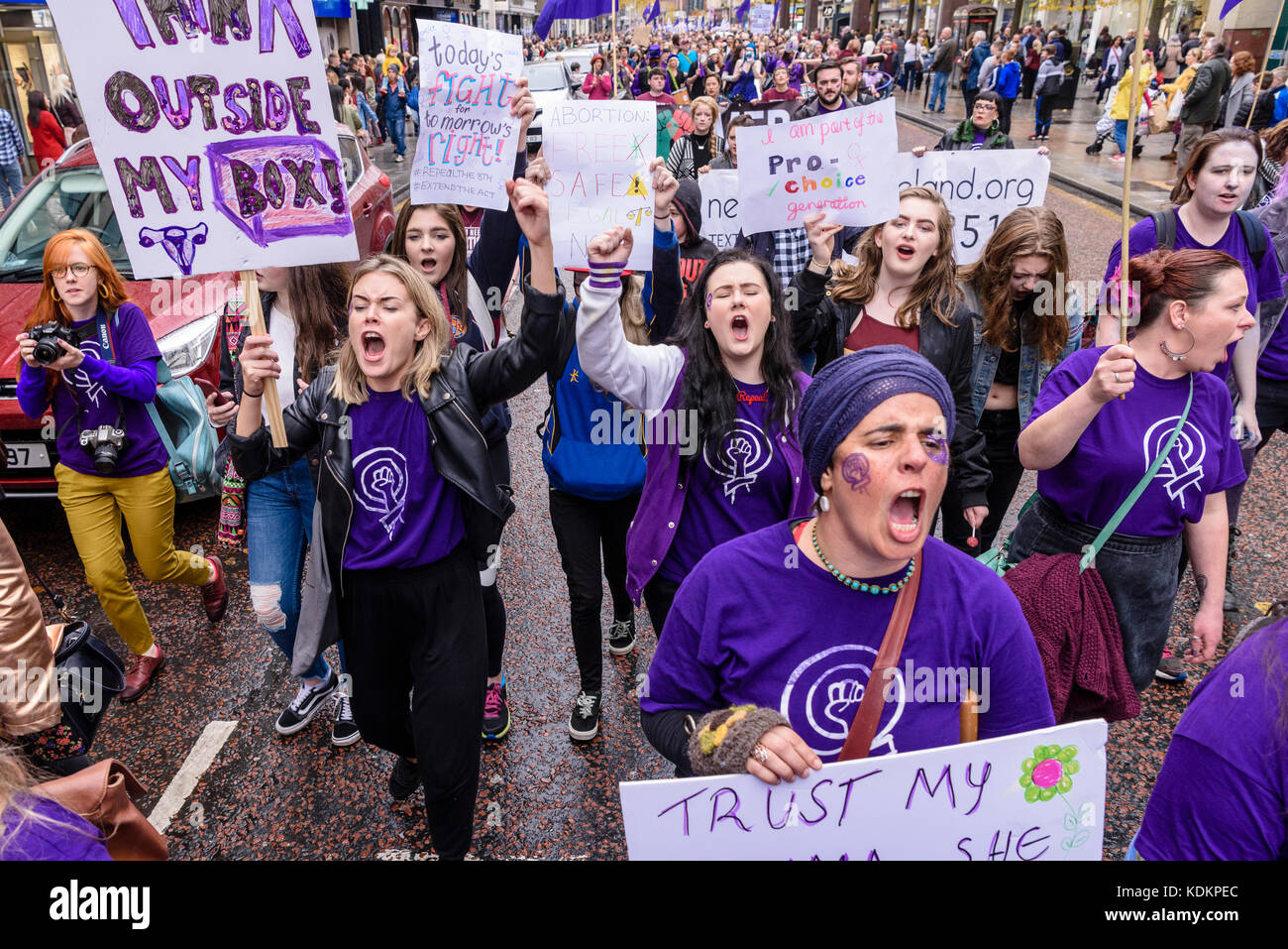 Belfast, Nordirland. 14/10/2017 - Rallye für Wahl halten eine Parade zur Unterstützung der pro-reproduktive Wahl Recht auf Abtreibung und die Rechte der Frauen. Rund 1200 Menschen nahmen an der Veranstaltung teil. Stockfoto