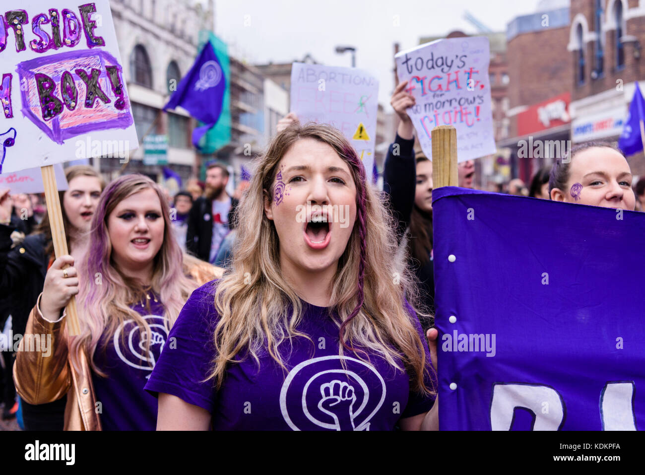 Belfast, Nordirland. 14/10/2017 - Rallye für Wahl halten eine Parade zur Unterstützung der pro-reproduktive Wahl Recht auf Abtreibung und die Rechte der Frauen. Rund 1200 Menschen nahmen an der Veranstaltung teil. Stockfoto