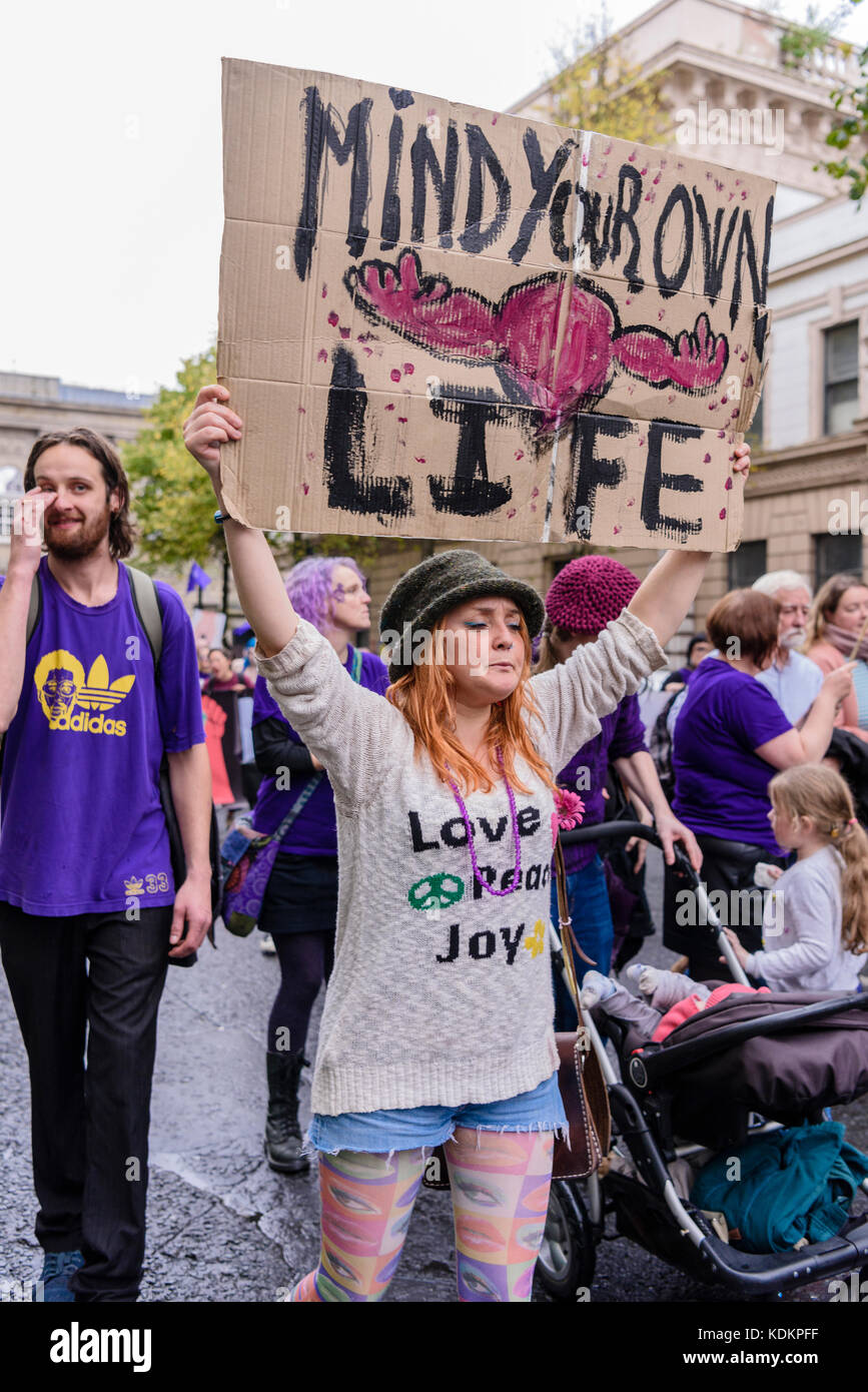 Belfast, Nordirland. 14/10/2017 - Rallye für Wahl halten eine Parade zur Unterstützung der pro-reproduktive Wahl Recht auf Abtreibung und die Rechte der Frauen. Rund 1200 Menschen nahmen an der Veranstaltung teil. Stockfoto