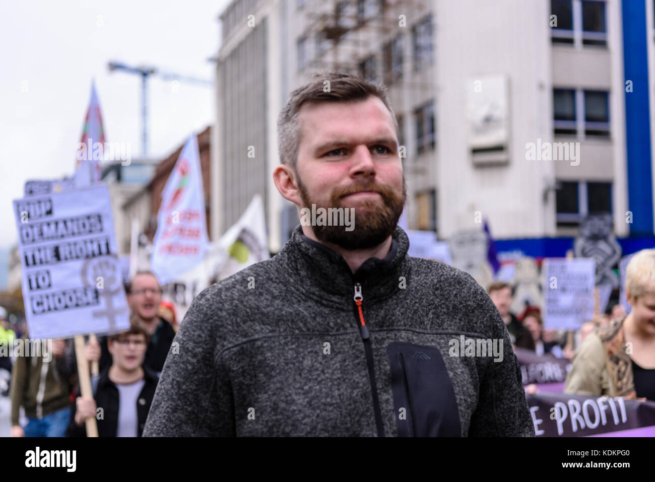 Belfast, Nordirland. 14/10/2017 - Gerry Carroll von der irischen politischen Gruppe Menschen vor Profit auf der Kundgebung für die Wahl halten eine Parade zur Unterstützung der pro-reproduktive Wahl Recht auf Abtreibung und die Rechte der Frauen. Rund 1200 Menschen nahmen an der Veranstaltung teil. Stockfoto