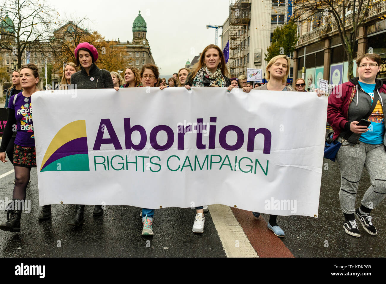 Belfast, Nordirland. 14/10/2017 - Rallye für Wahl halten eine Parade zur Unterstützung der pro-reproduktive Wahl Recht auf Abtreibung und die Rechte der Frauen. Rund 1200 Menschen nahmen an der Veranstaltung teil. Stockfoto