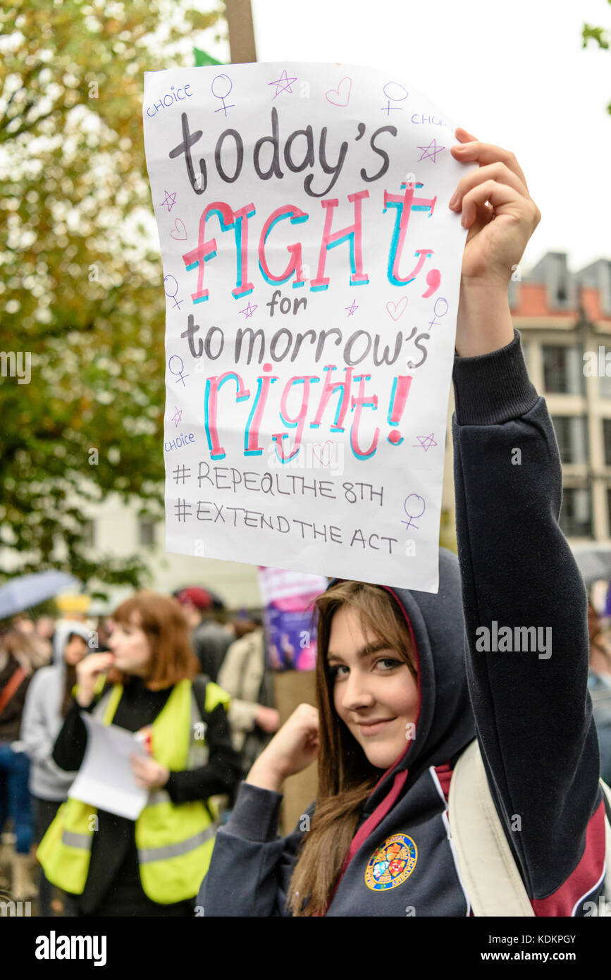 Belfast, Nordirland. 14/10/2017 - Rallye für Wahl halten eine Parade zur Unterstützung der pro-reproduktive Wahl Recht auf Abtreibung und die Rechte der Frauen. Rund 1200 Menschen nahmen an der Veranstaltung teil. Stockfoto