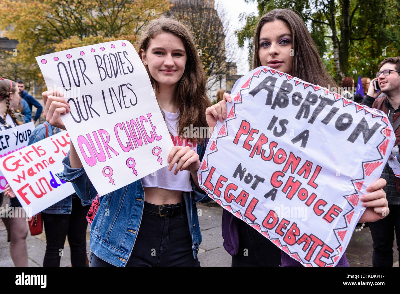 Belfast, Nordirland. 14/10/2017 - Rallye für Wahl halten eine Parade zur Unterstützung der pro-reproduktive Wahl Recht auf Abtreibung und die Rechte der Frauen. Rund 1200 Menschen nahmen an der Veranstaltung teil. Stockfoto