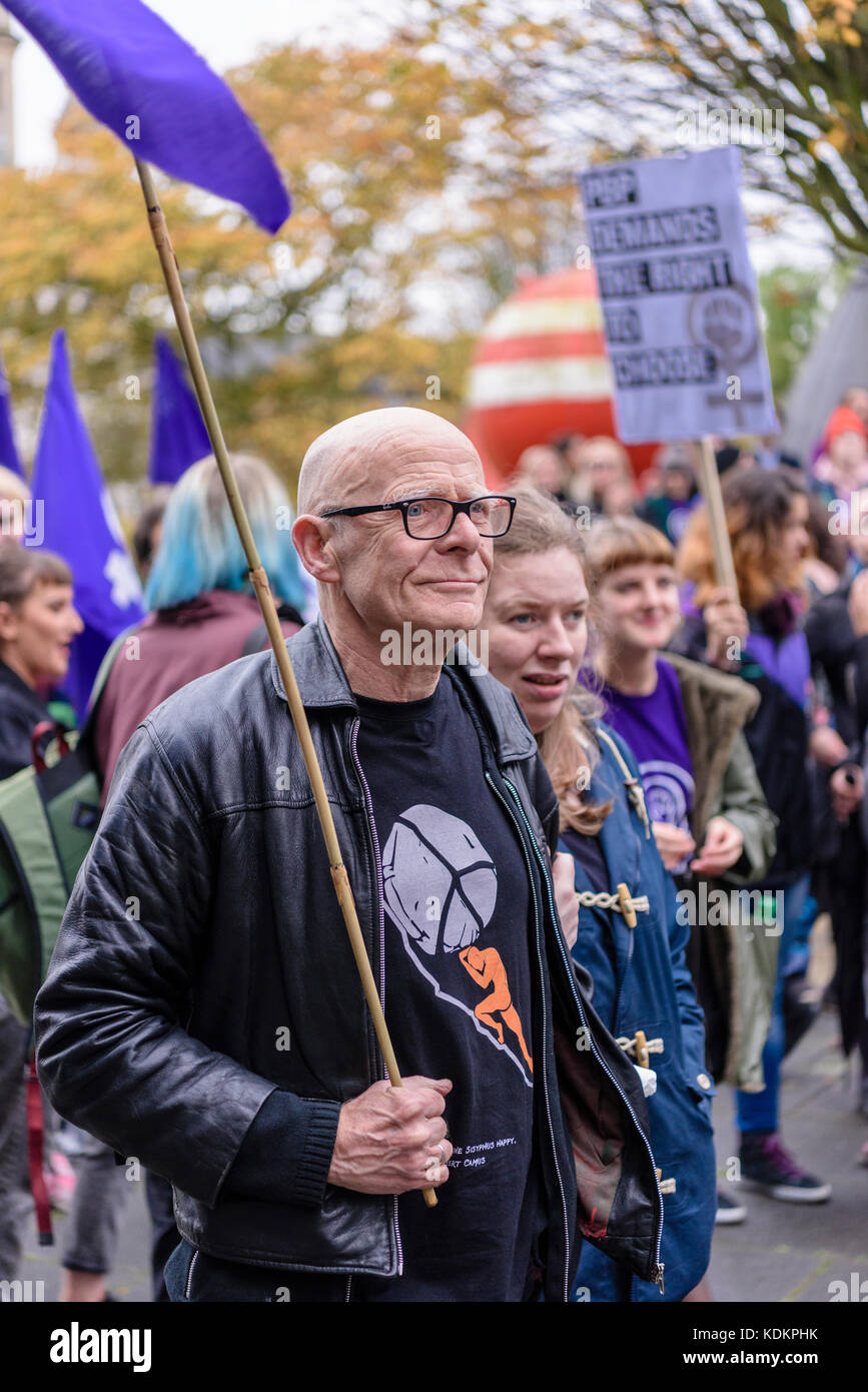 Belfast, Nordirland. 14/10/2017 - Rallye für Wahl halten eine Parade zur Unterstützung der pro-reproduktive Wahl Recht auf Abtreibung und die Rechte der Frauen. Rund 1200 Menschen nahmen an der Veranstaltung teil. Stockfoto