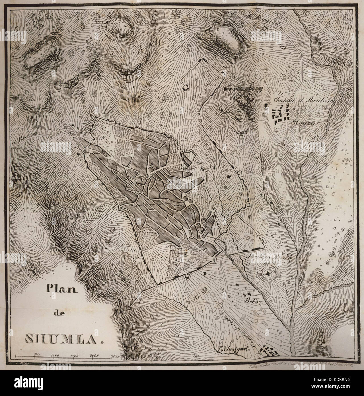 Dies ist eine historische Karte (Plan de Shumla), die von Robert Walsh im Jahre 1828 erstellt wurde und Shumla, eine Stadt im heutigen Bulgarien, darstellt. Die Karte bietet Einblicke in die Stadtgestaltung während des frühen 19. Jahrhunderts und zeigt die strategische Lage der Stadt. Stockfoto
