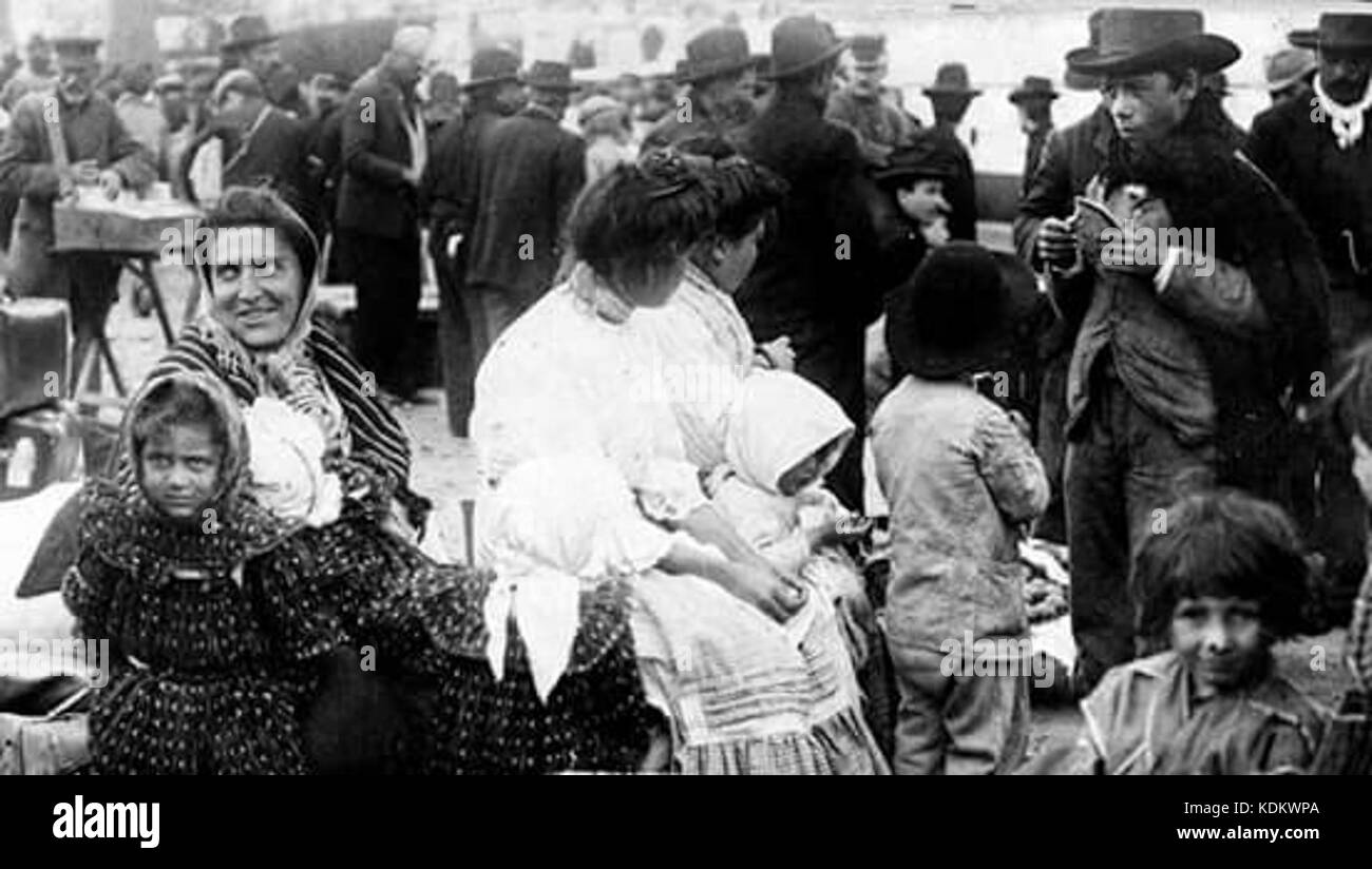 Dieses historische Bild zeigt eine Gruppe von Einwanderern, die 1914 ankommen, und zeigt die Herausforderungen und Erfahrungen, mit denen Menschen konfrontiert sind, die während der Einwanderungswellen des frühen 20. Jahrhunderts in neue Länder ziehen. Stockfoto