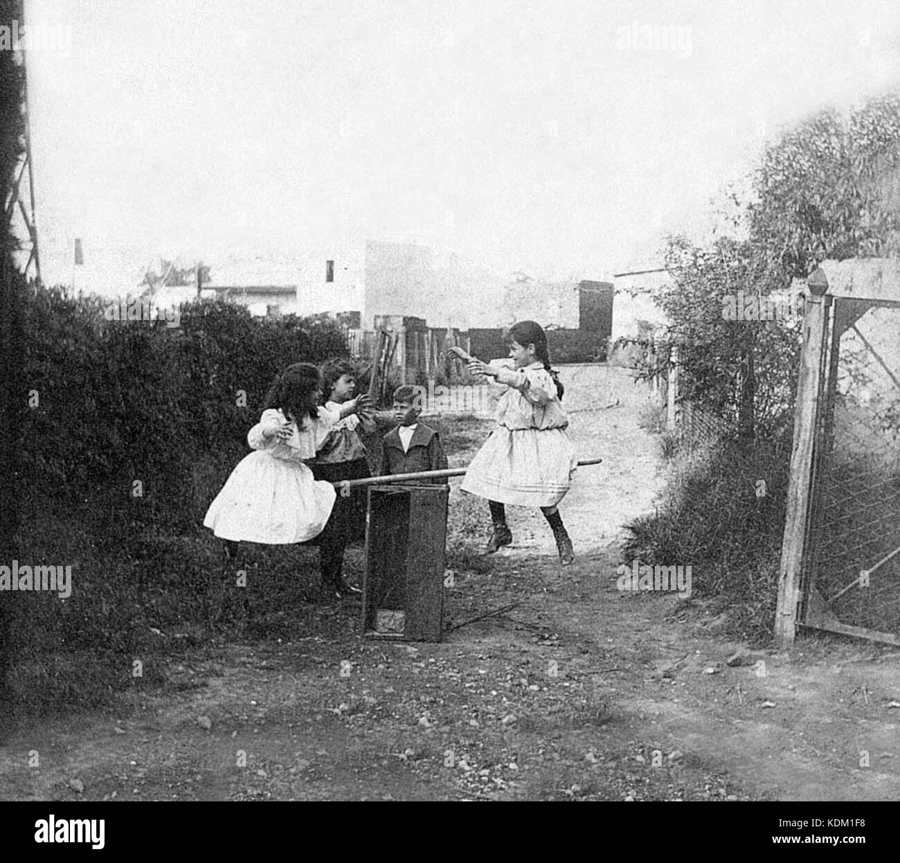 Ninos jugando subeybaja 1902 Stockfoto