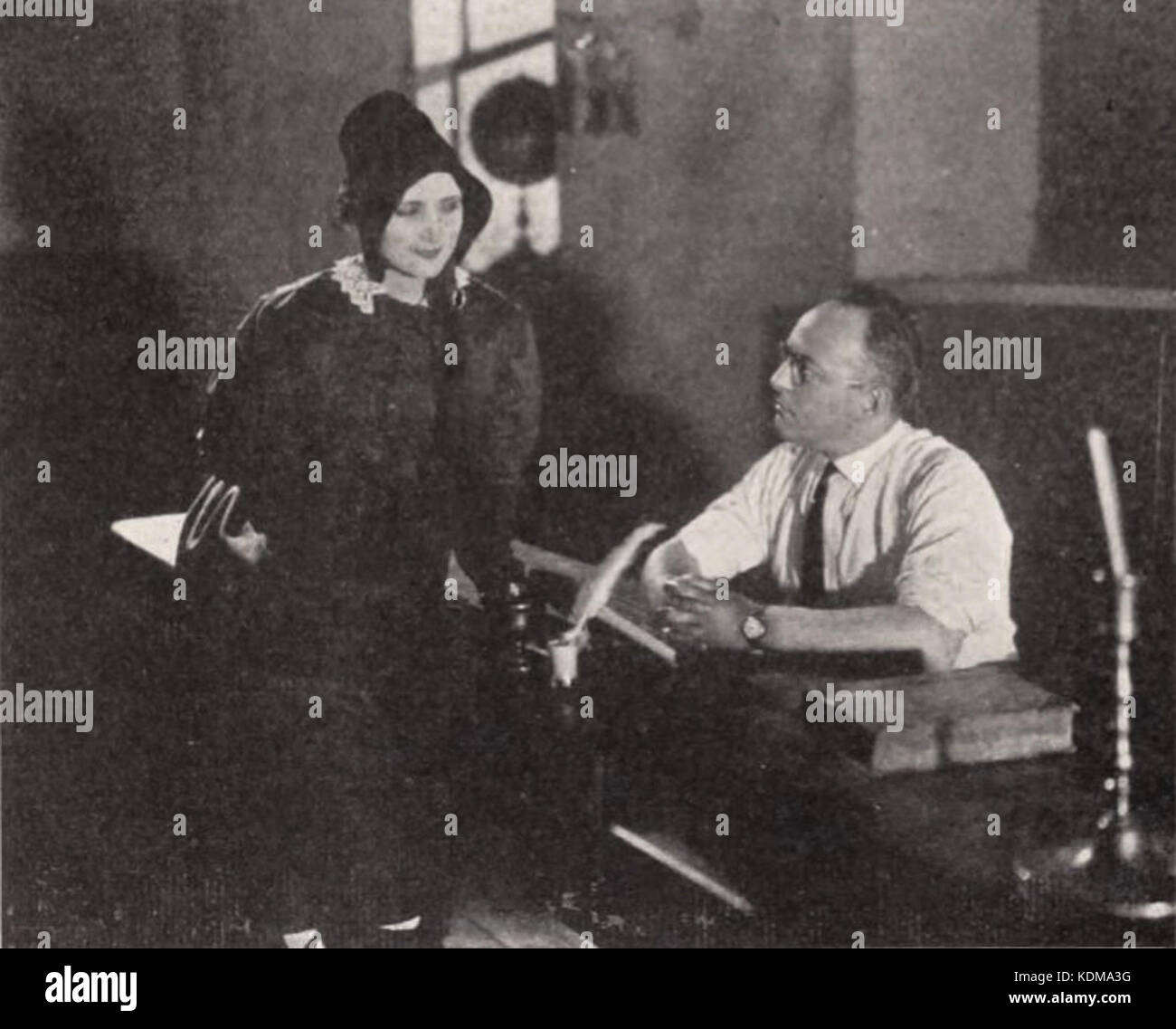 Die Filmverfilmung von „Jane Eyre“ aus dem Jahr 1921 bringt Charlotte Brontë Roman auf den Bildschirm und fängt die emotionale Tiefe und die gotische Atmosphäre der klassischen Geschichte über die Kämpfe und das Wachstum einer jungen Frau ein. Stockfoto