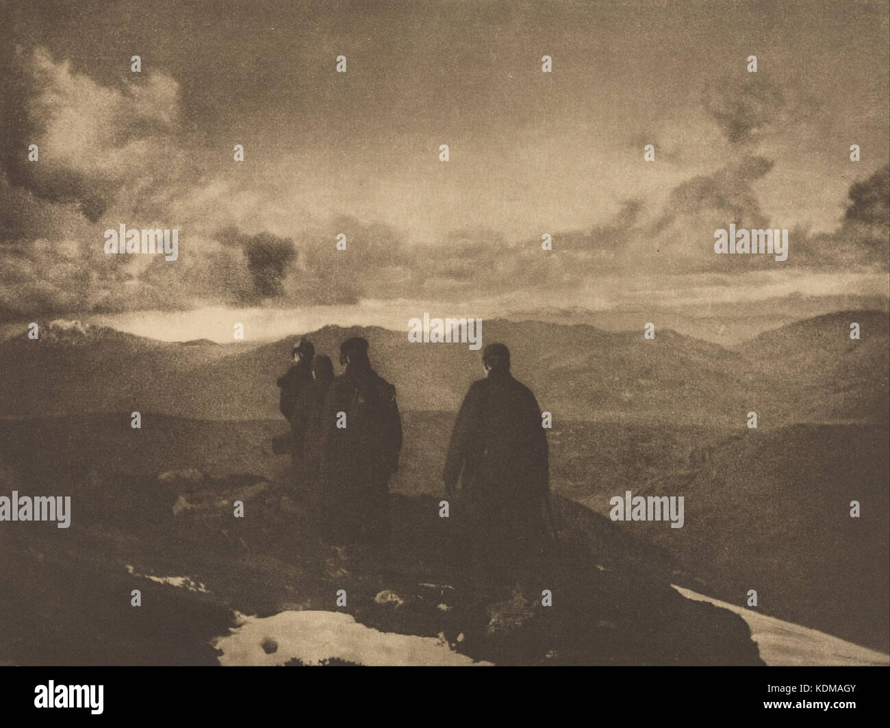 James Craig Annan war ein schottischer Fotograf, der für seine Arbeit The Dark Mountains bekannt war. Dieses Projekt erforscht die Schönheit der Berglandschaften und konzentriert sich dabei auf dramatische Beleuchtung und Kontrast in der Schwarzweißfotografie. Stockfoto