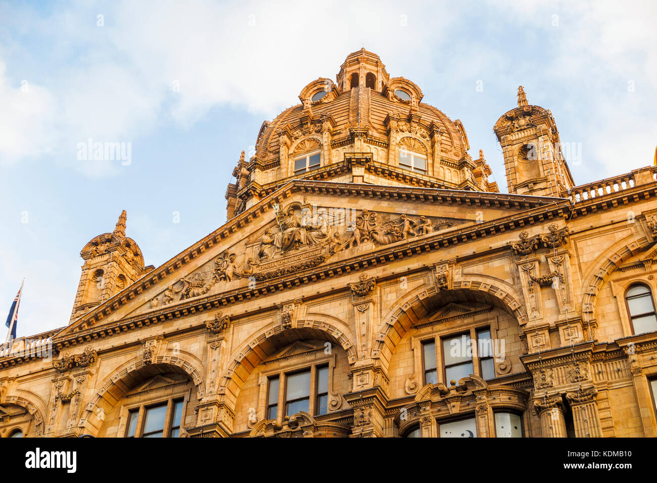 Detail der Fassade und Motto "Omnia Omnibus Ubique' bei Harrods, Luxus Kaufhaus an der Brompton Road, Knightsbridge, Kensington und Chelsea, London SW1 Stockfoto