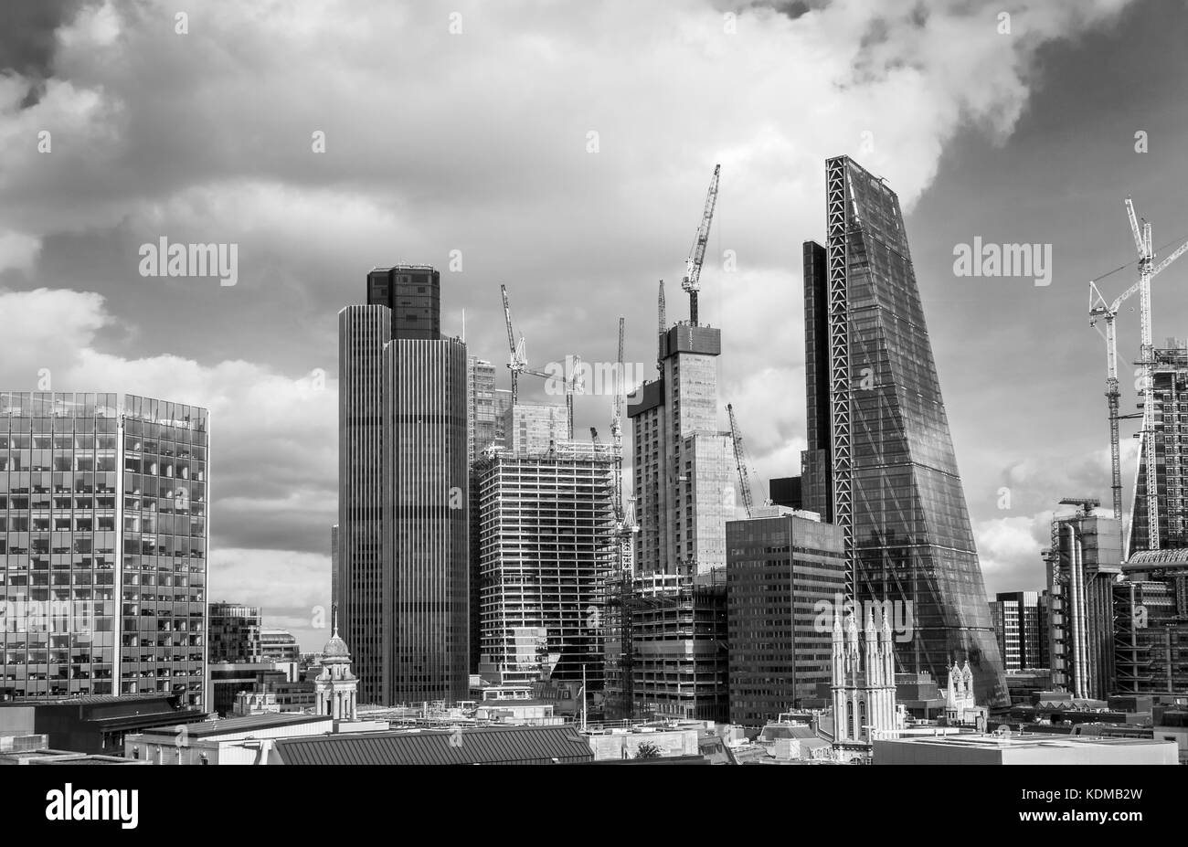 Blick auf die neue Konstruktion im Finanzviertel der Stadt London mit ikonischen hohen modernen Wolkenkratzern einschliesslich der Cheesegrater und Tower 42 Stockfoto
