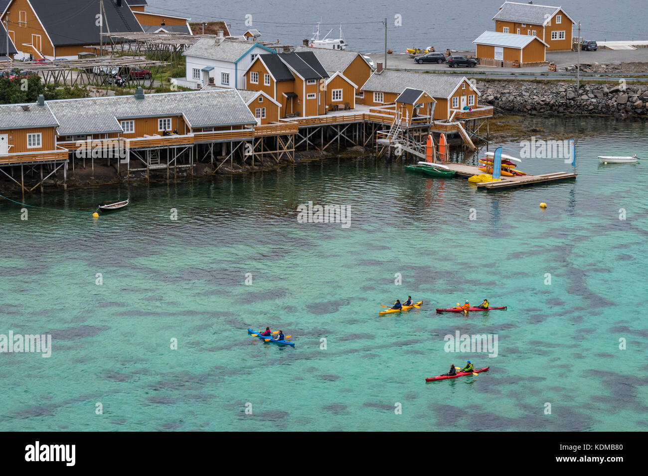 Traditionelle Fischer Rorbu, Hütte, Hütten, in Lofoten. majestätische Berge und Wolken im Hintergrund Stockfoto