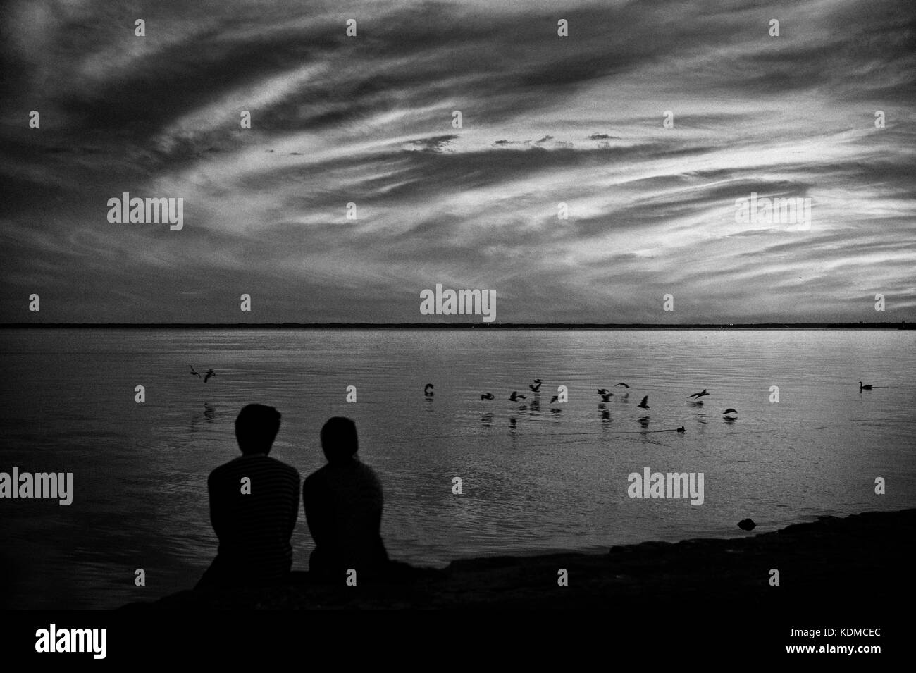 Junges Paar den Sonnenuntergang am Lake Ontario Stockfoto