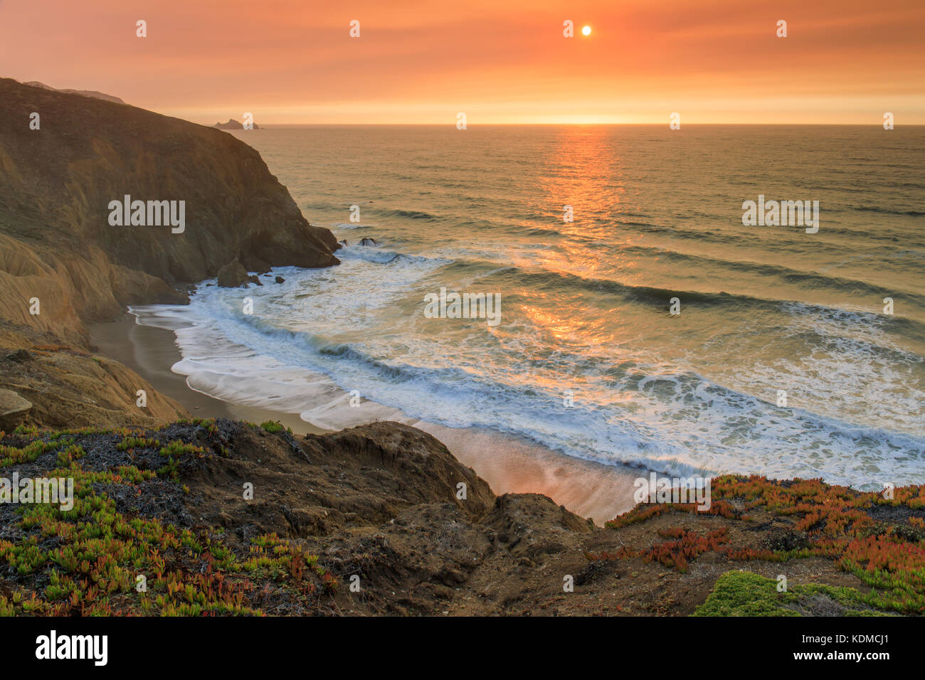 Smoky himmel sonnenuntergang von Nordkalifornien Küste, nach Napa Feuer. Stockfoto