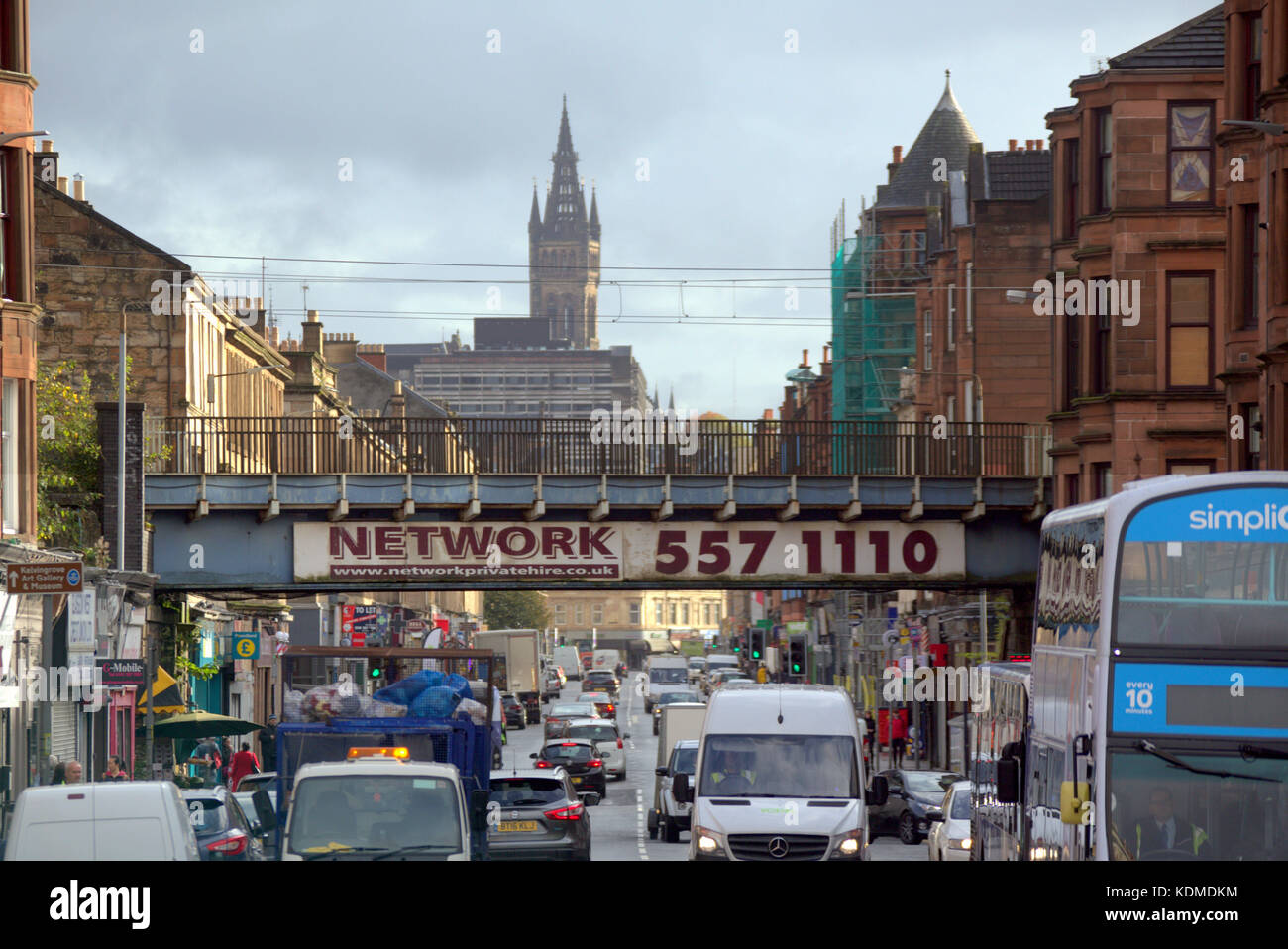 Viel Verkehr in partick Bahnhof Brücke auf dumbarton Road, Glasgow, Vereinigtes Königreich mit einer Straße der Mietskasernen Ansicht der Universität Glasgow Stockfoto