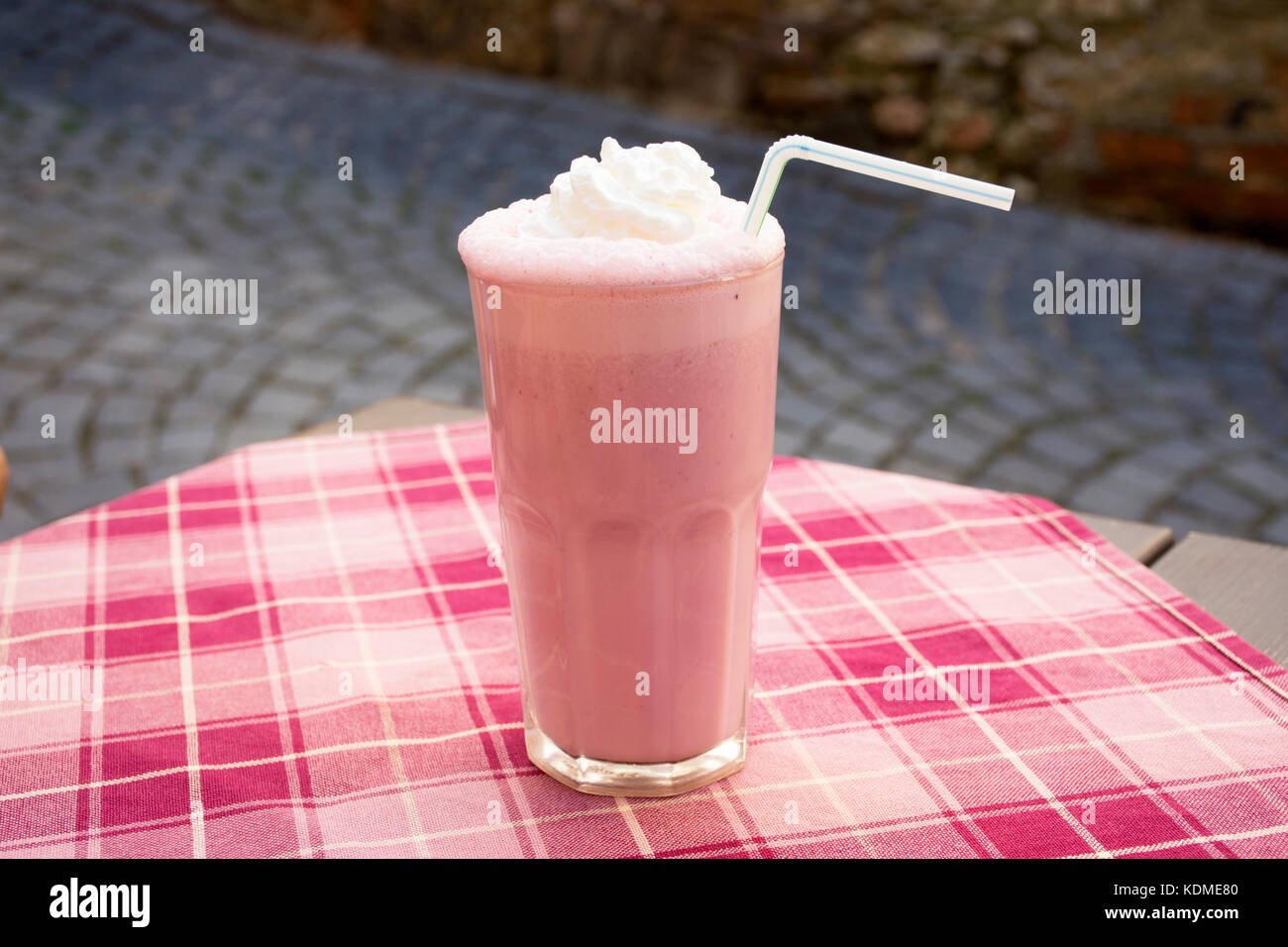 Strawberry smoothie Milchshake Joghurt im Glas auf dem Tisch Stockfoto